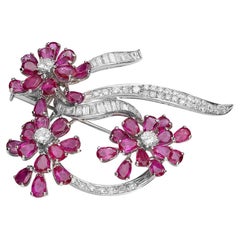 Broche de oro con diamantes y rubíes Bouquet floral retro Estate Fine Jewelry