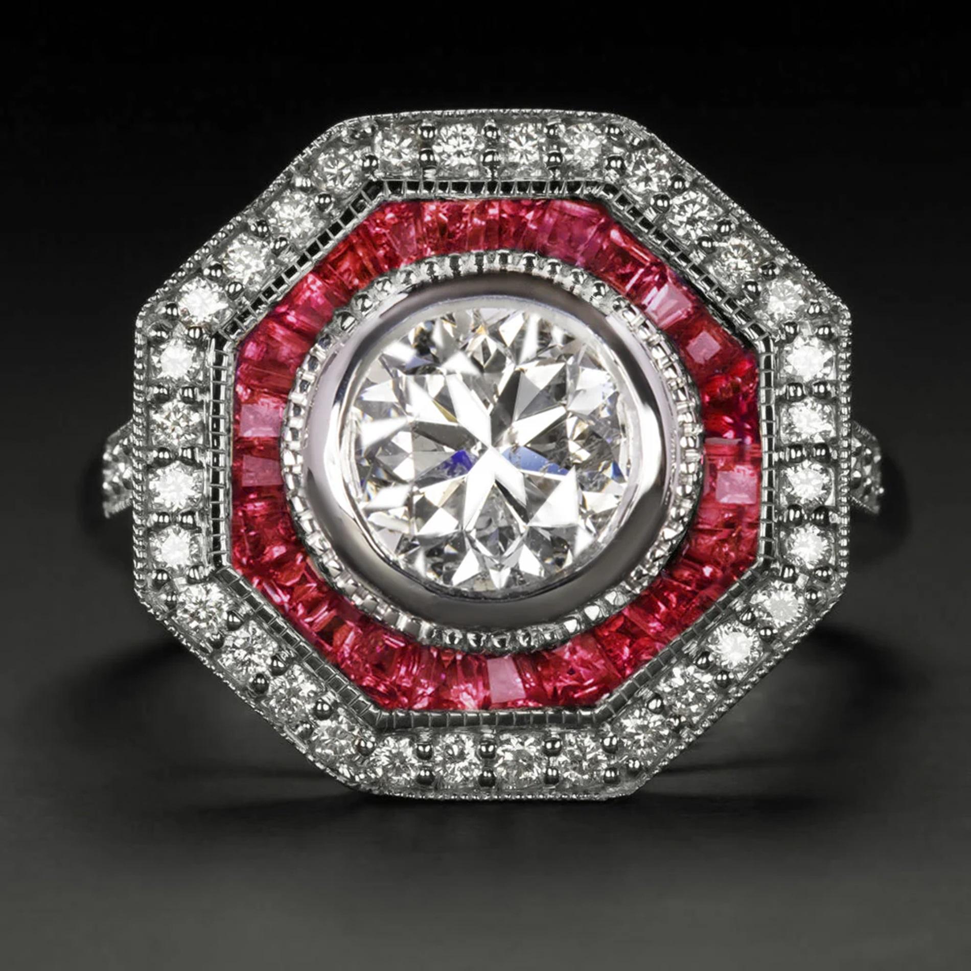 Questo elegante anello in stile Art Déco presenta un diamante da 1,5 carati circondato da un'affascinante doppia aureola ottagonale di diamanti vibranti e ricchi rubini rossi.

Punti salienti:

- Un sostanzioso diamante naturale da 1.51 carati

-