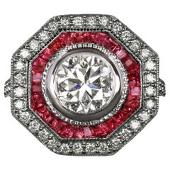 El anillo de diamantes y rubíes tiene un diseño de diana clásico de estilo Art Déco