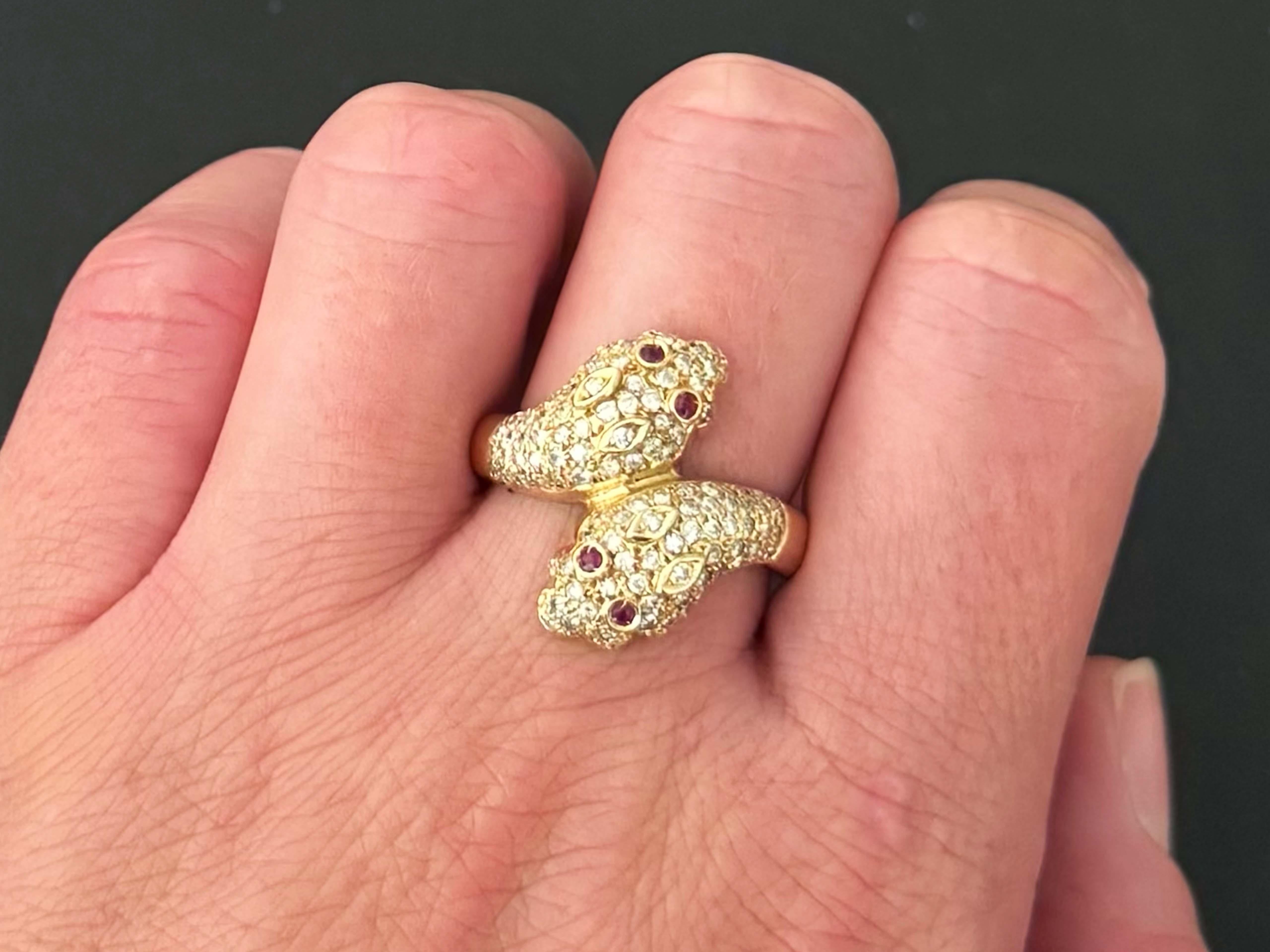 Diamant und Rubin Schlange Köpfe Bypass Ring 14k Gelbgold (Moderne) im Angebot