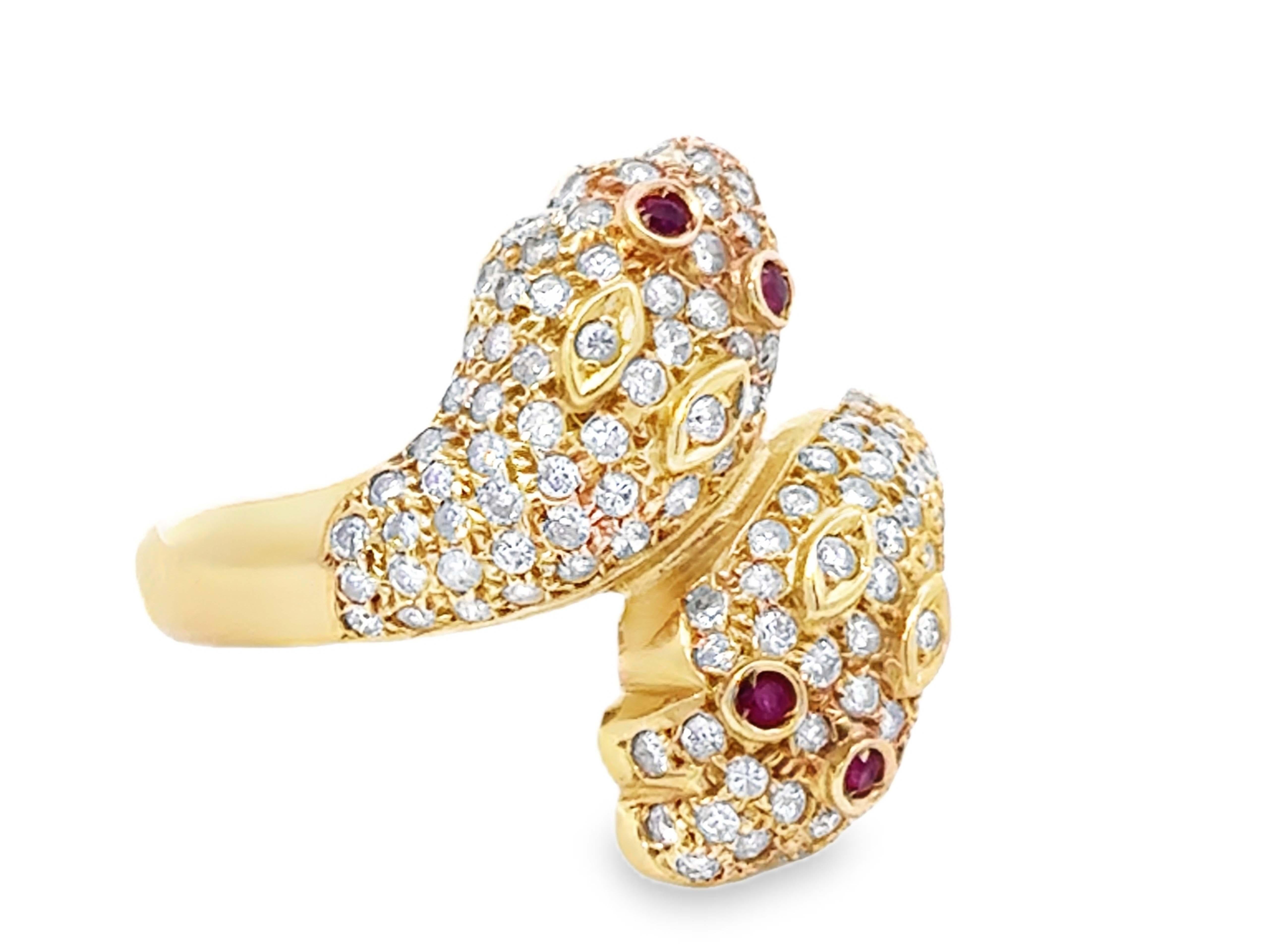 Diamant und Rubin Schlange Köpfe Bypass Ring 14k Gelbgold im Zustand „Hervorragend“ im Angebot in Honolulu, HI