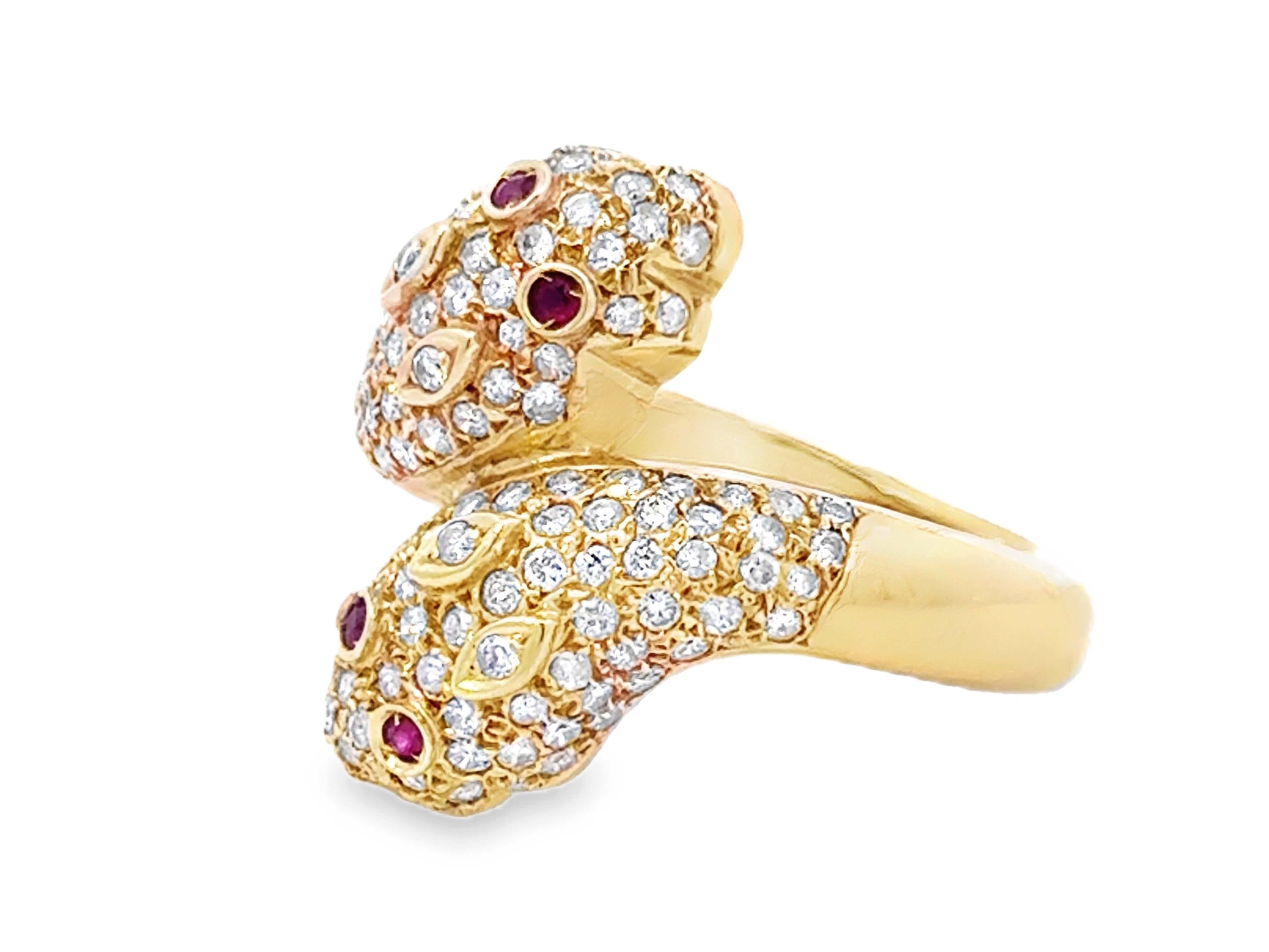 Diamant und Rubin Schlange Köpfe Bypass Ring 14k Gelbgold für Damen oder Herren im Angebot