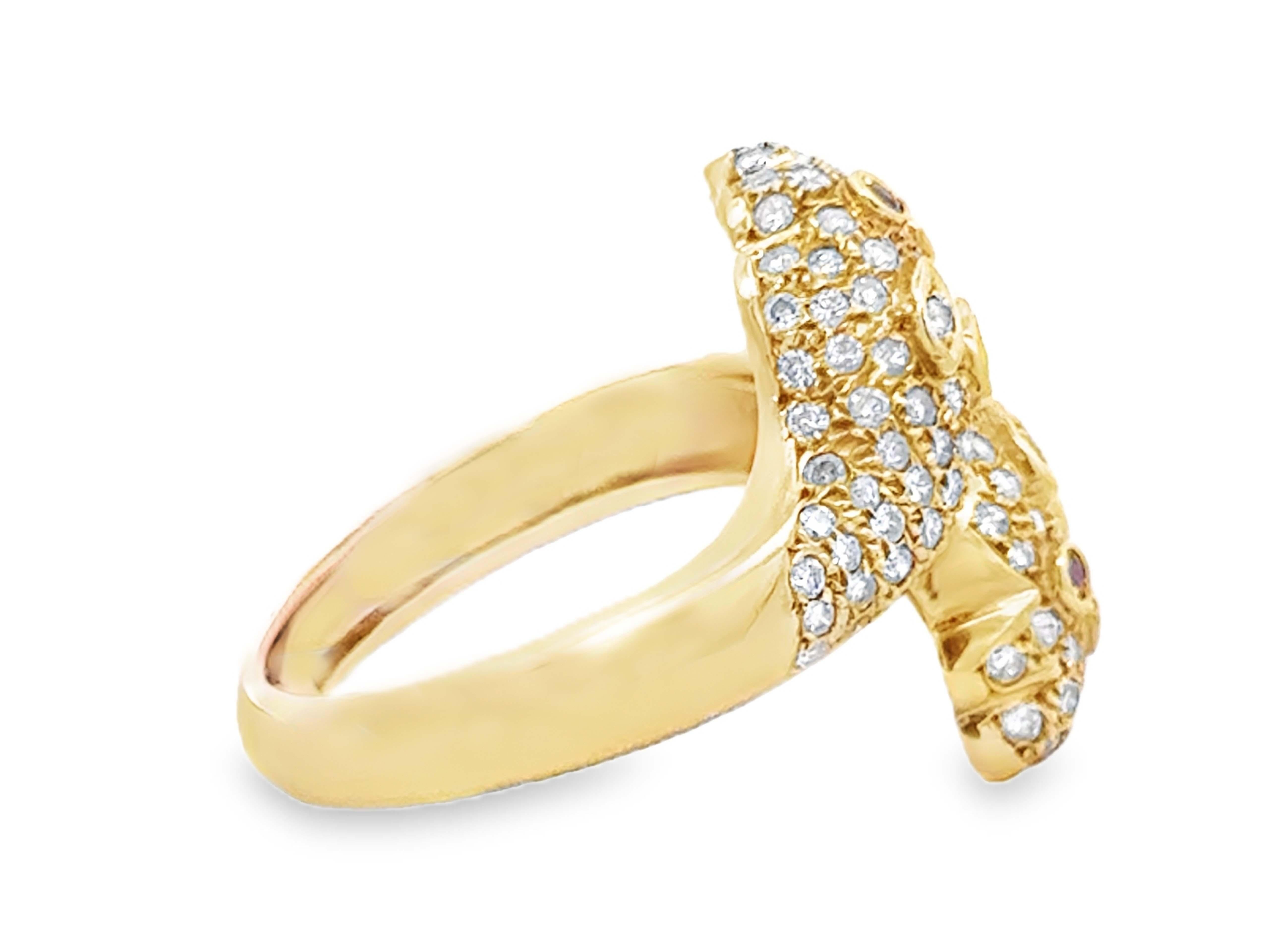 Diamant und Rubin Schlange Köpfe Bypass Ring 14k Gelbgold im Angebot 1