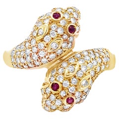 Anello bypass con diamanti e rubini con teste di serpente in oro giallo 14k