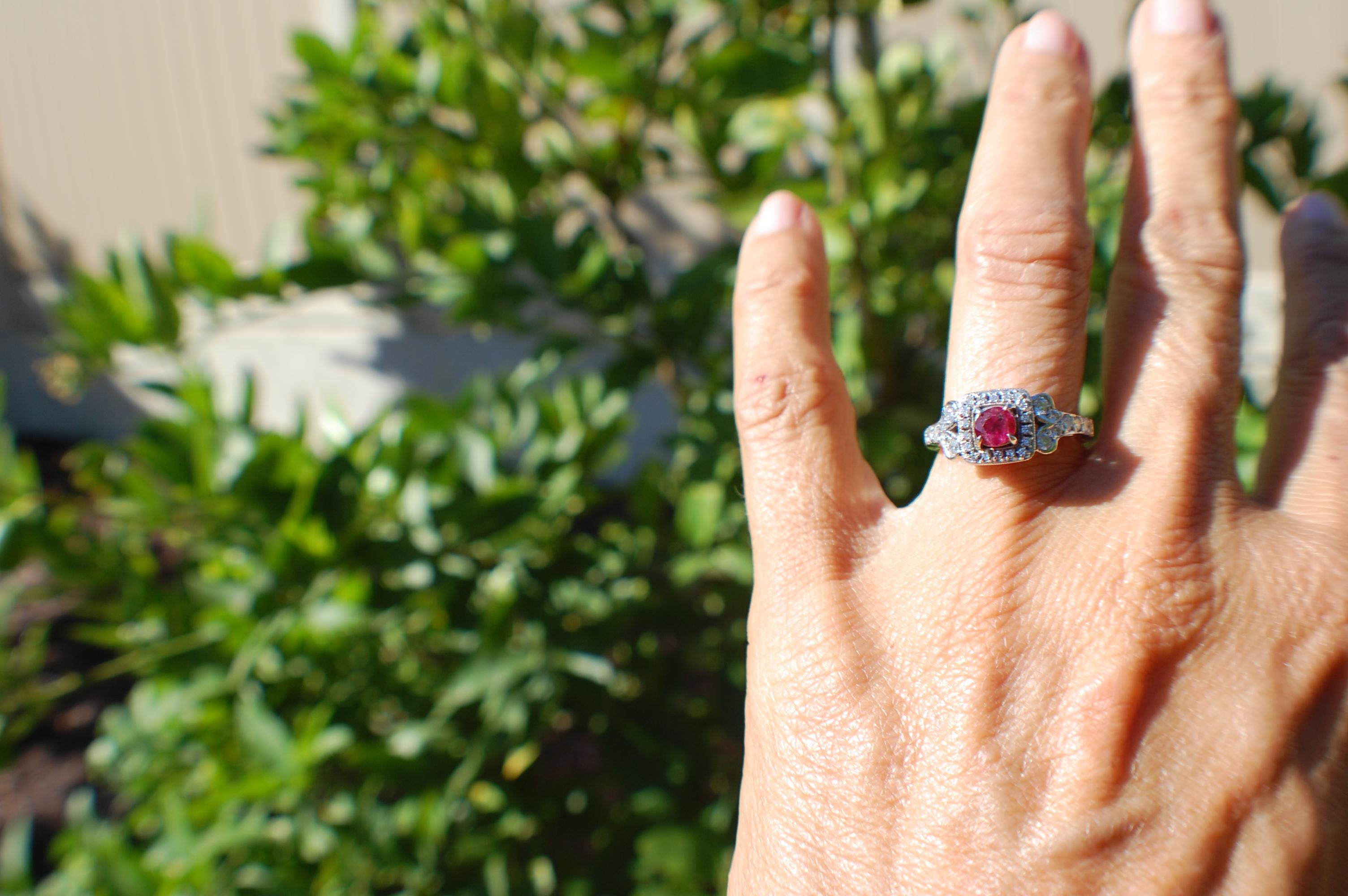 Anello aureola in oro 14k con diamanti e rubini da 1 carato In condizioni ottime in vendita a Laguna Hills, CA
