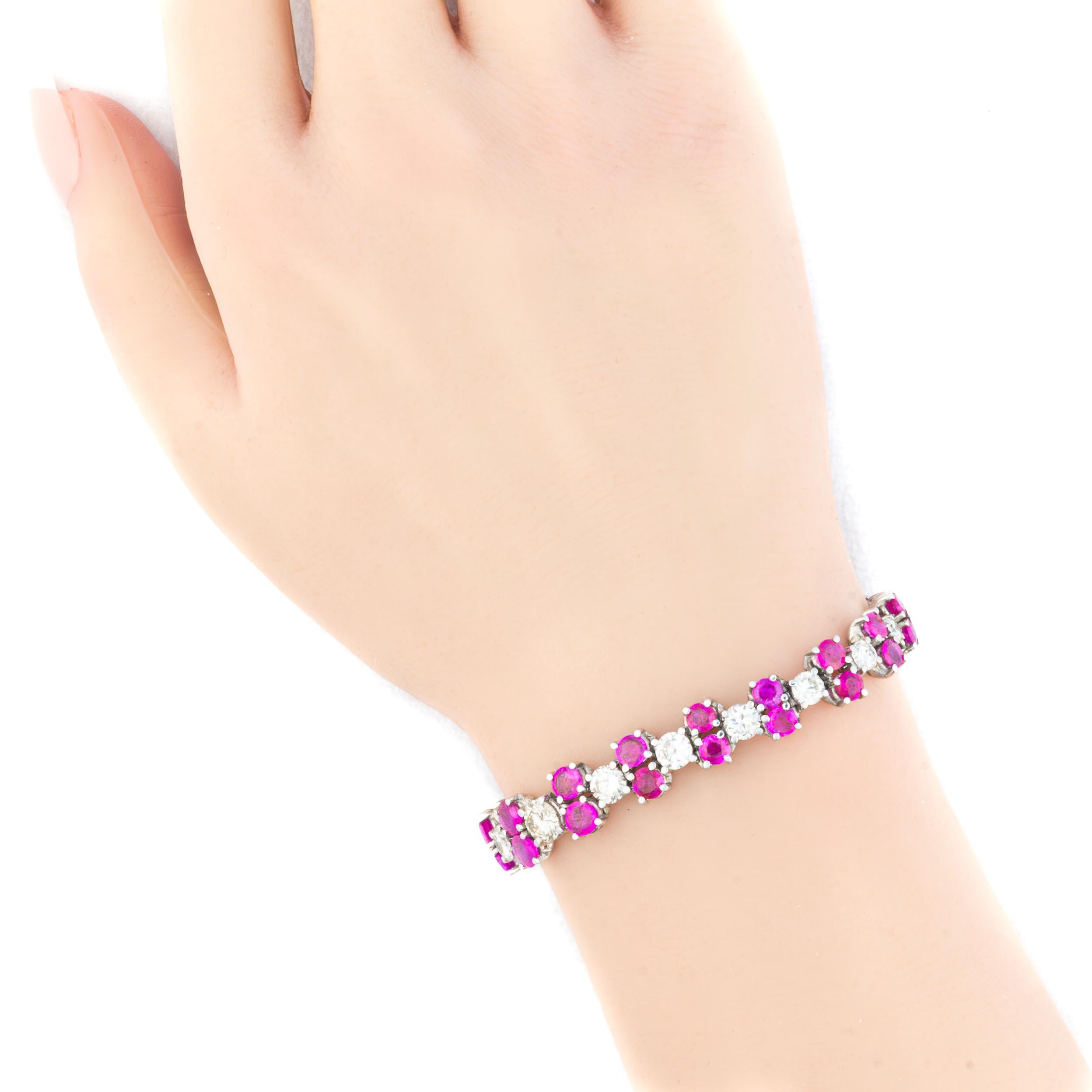 Bracciale tennis con diamanti e rubini

Questo bracciale dalla linea elegante presenta vibranti rubini dal taglio ovale abbinati a brillanti diamanti dal taglio rotondo, creando un vivido contrasto di colori e scintille. Incastonato in oro bianco a