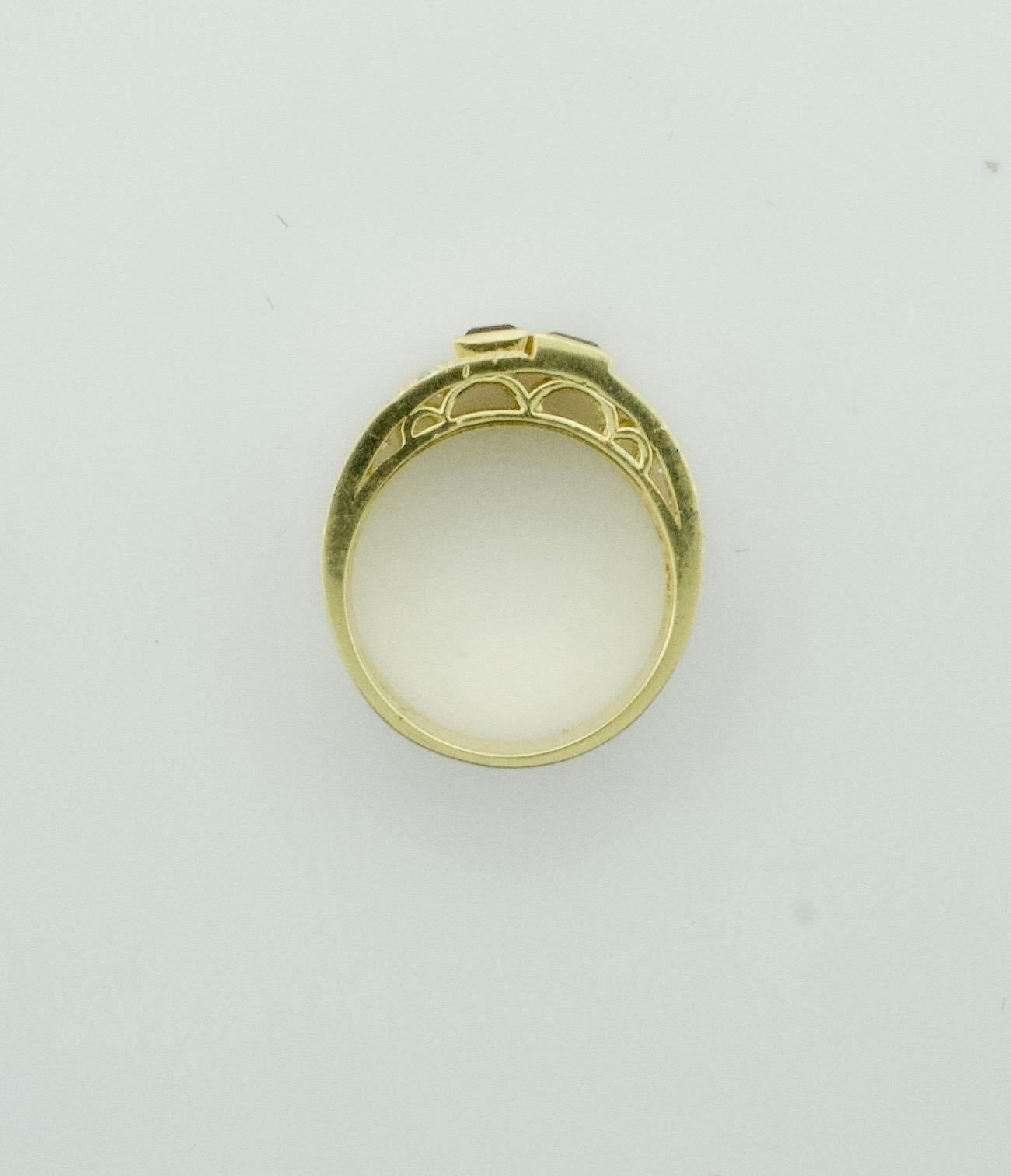 Exquisiter Diamant- und Rubin-Ehering aus 18 Karat, ein zeitloses Symbol der Liebe und des Engagements, das mit viel Liebe zum Detail gefertigt wurde. Dieser atemberaubende Ring ist mit zweiundvierzig runden Diamanten im Brillantschliff besetzt, die