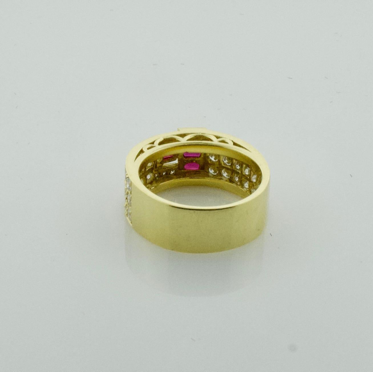 Exquisite Diamond and Ruby Wedding Band Ring in 18 Karat In Excellent Condition For Sale In Wailea, HI
