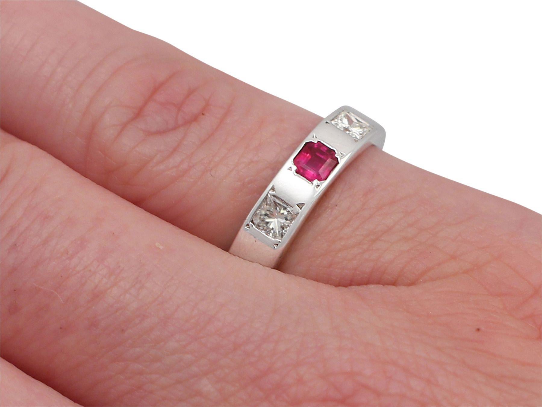 Diamond and Ruby 18K White Gold Band Ring In Excellent Condition For Sale In Jesmond, Newcastle Upon Tyne