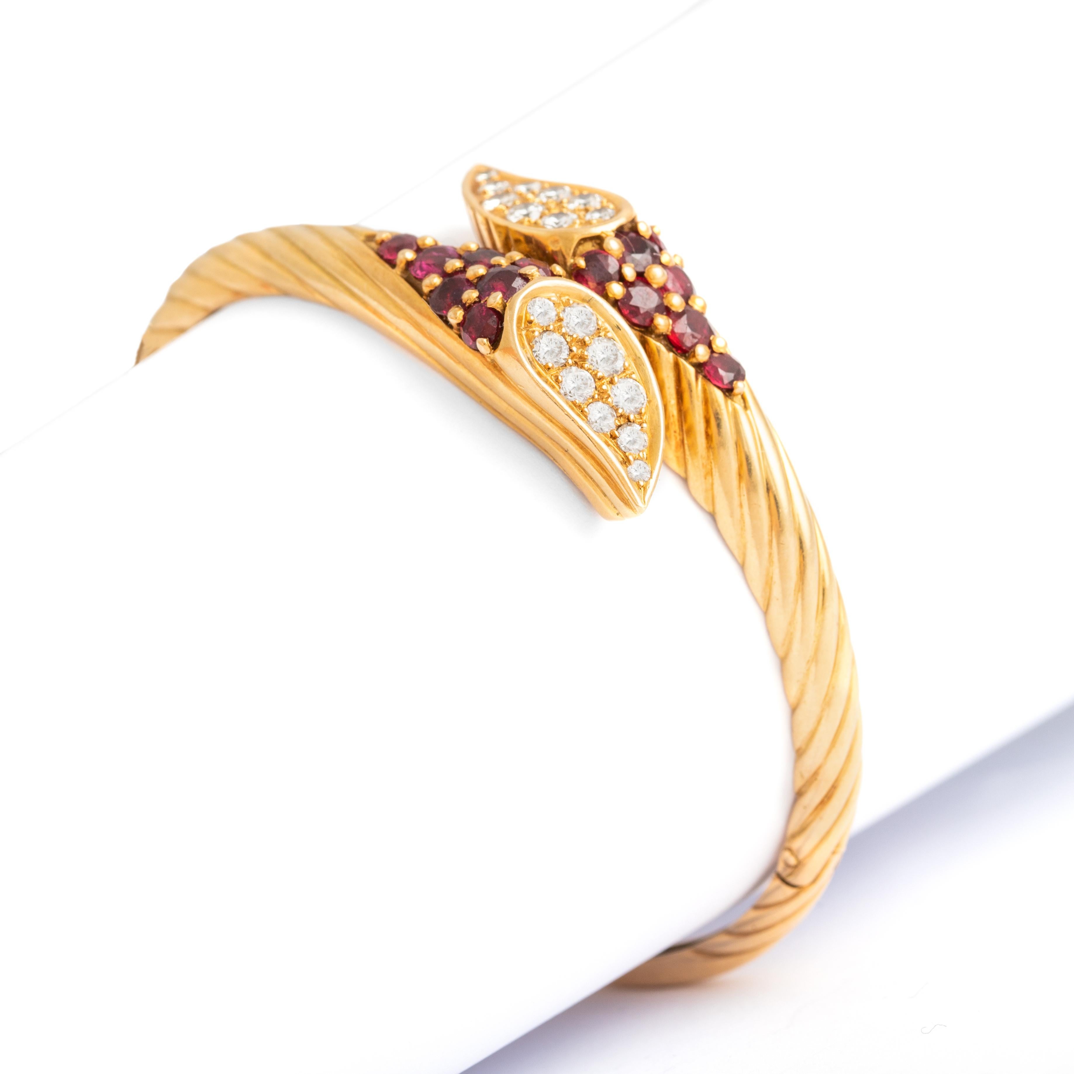 Bracelet en or jaune 18K avec diamants et rubis.
Poids : 29,07 grammes
Circonférence approximative : 17,75 centimètres.