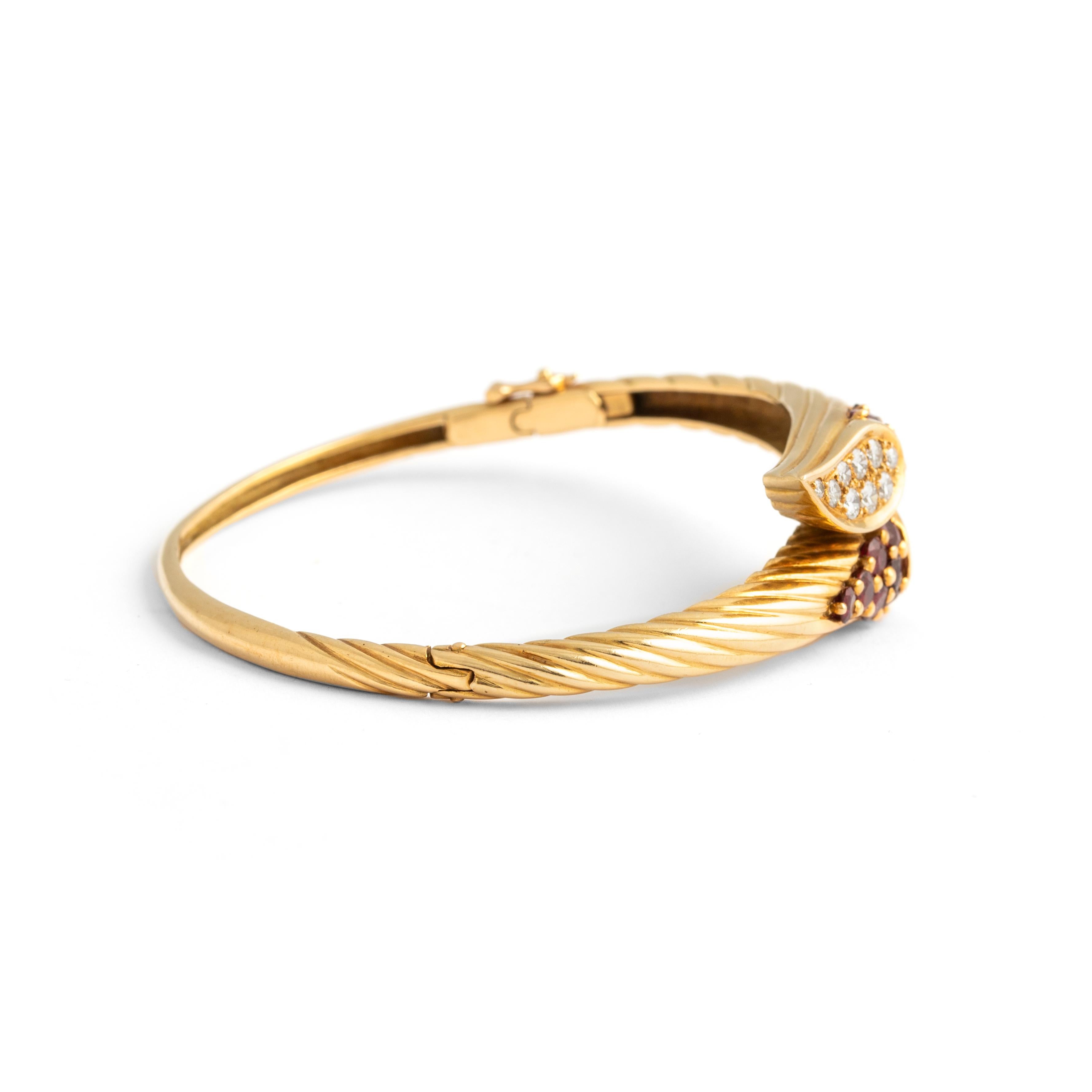 Taille ronde Bracelet en or jaune 18K avec diamants et rubis en vente