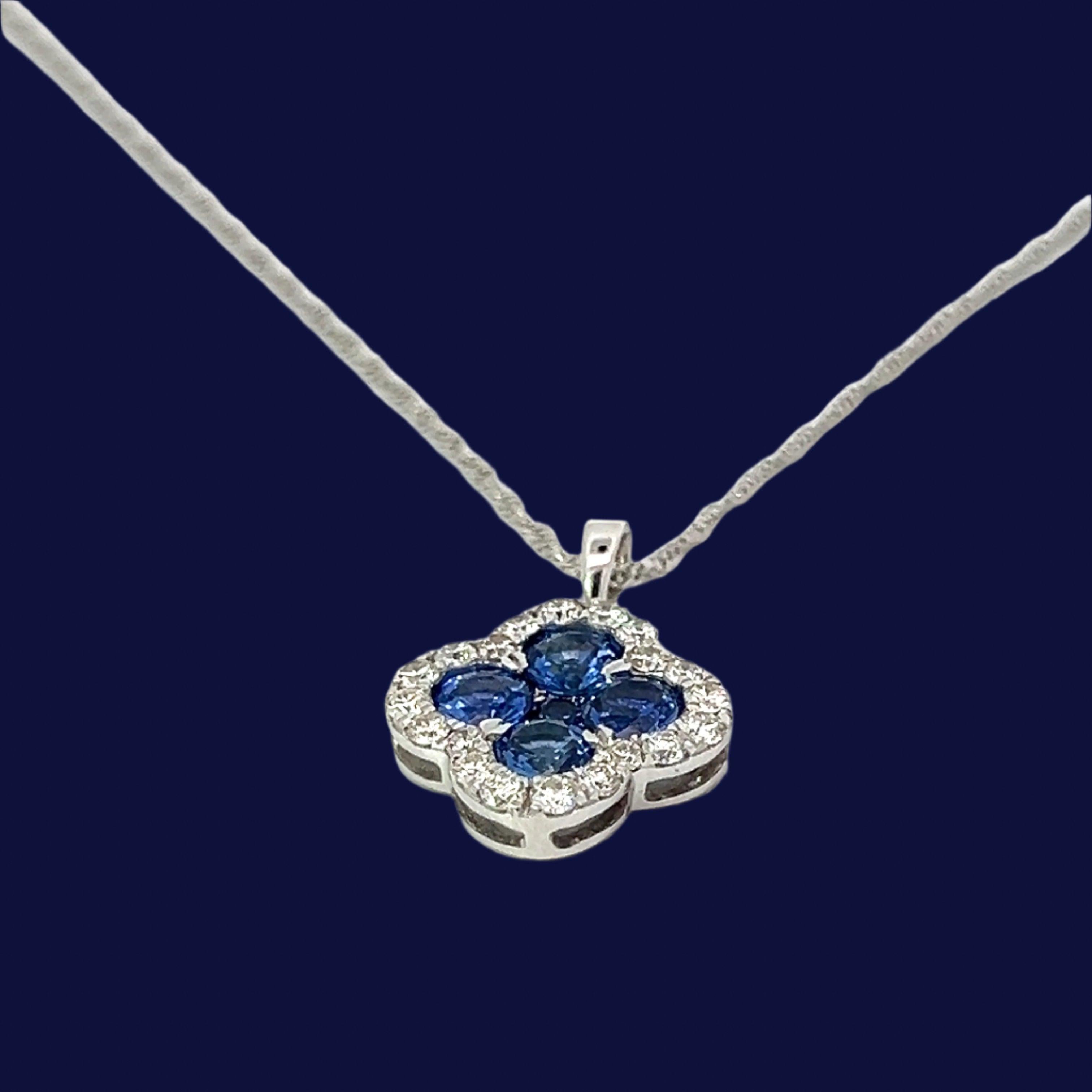 Impresionante y llamativo, este collar de trébol es la joya perfecta para cualquier ocasión. Presenta un vibrante zafiro en un diseño clásico e icónico, adornado con espectaculares diamantes. Seguro que será tu mejor opción. Perfecta para llevar a