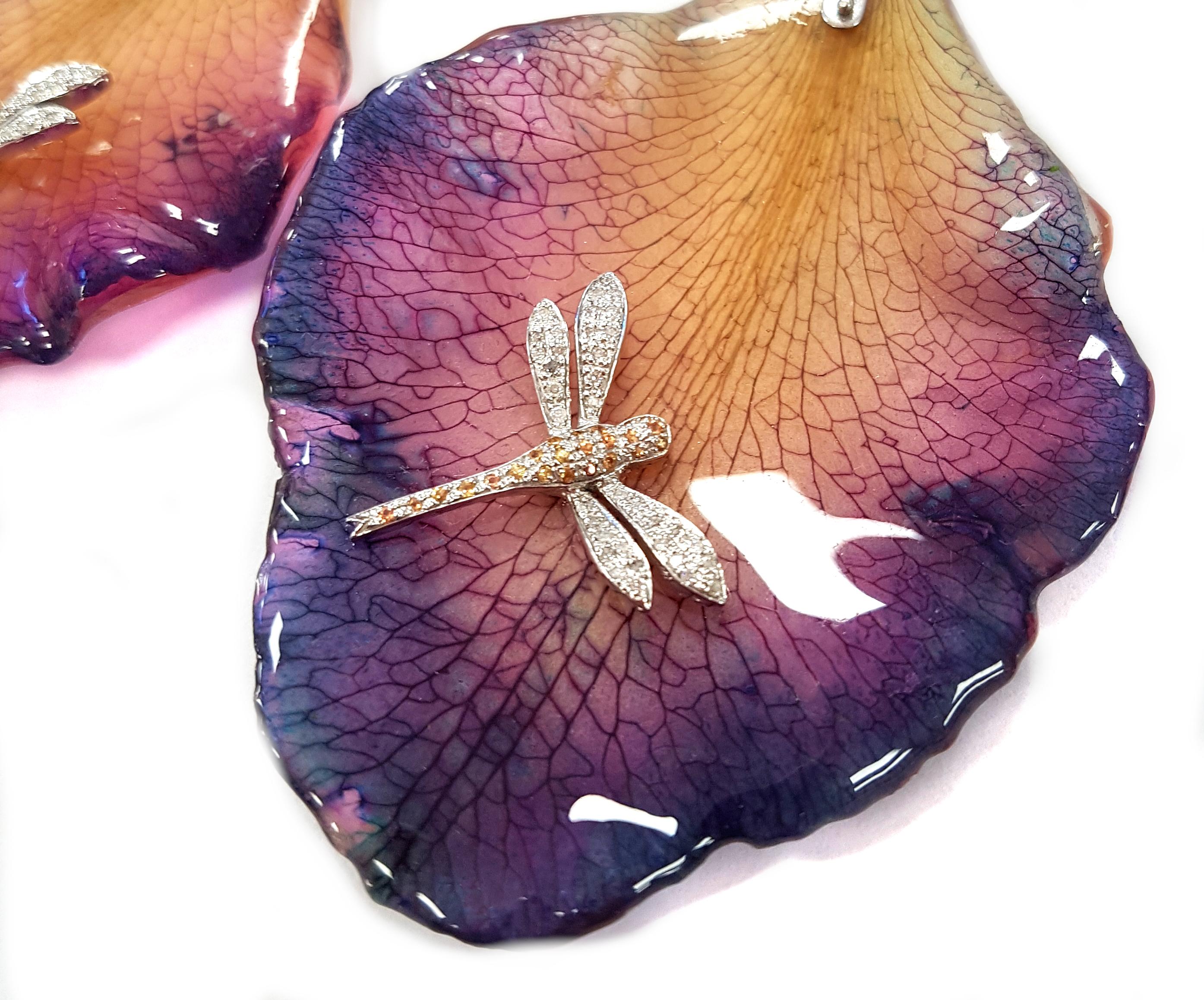 Contemporain Boucles d'oreilles chandelier libellule et pétales d'orchidée en or 18K avec diamants et saphirs  en vente