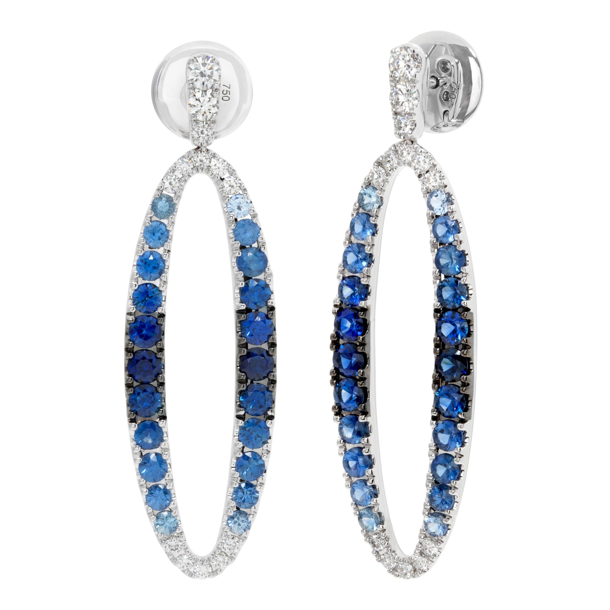 Divini orecchini a goccia in oro bianco 18k con 0,77 carati di diamanti e 4 carati di zaffiri blu. Lunghezza 46 mm x 13 mm.