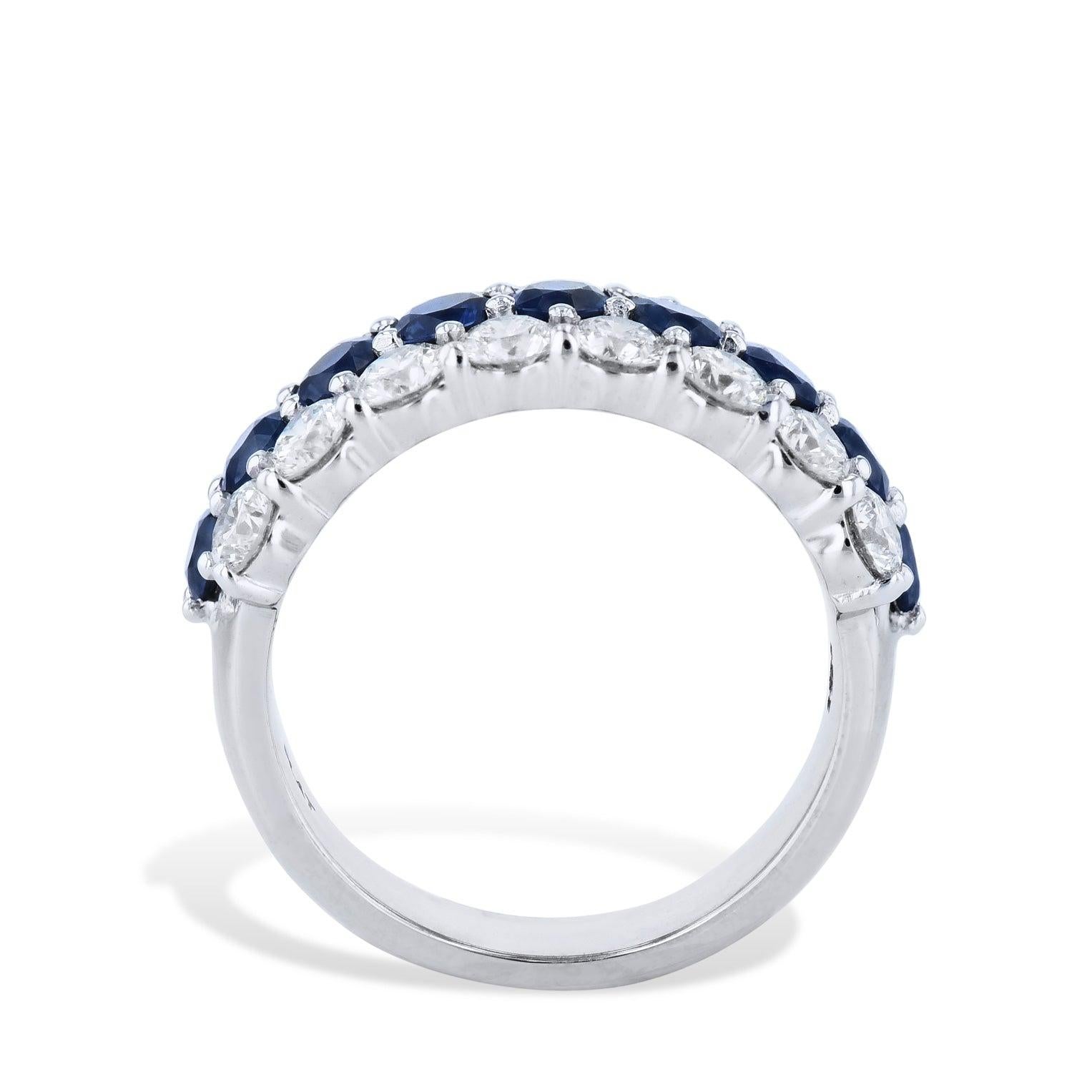 Rehaussez votre style de façon extraordinaire avec ce superbe bracelet à trois rangs de diamants et de saphirs. 
Réalisée en platine brillant, elle présente une magnifique combinaison de diamants et de saphirs ronds pour un éclat