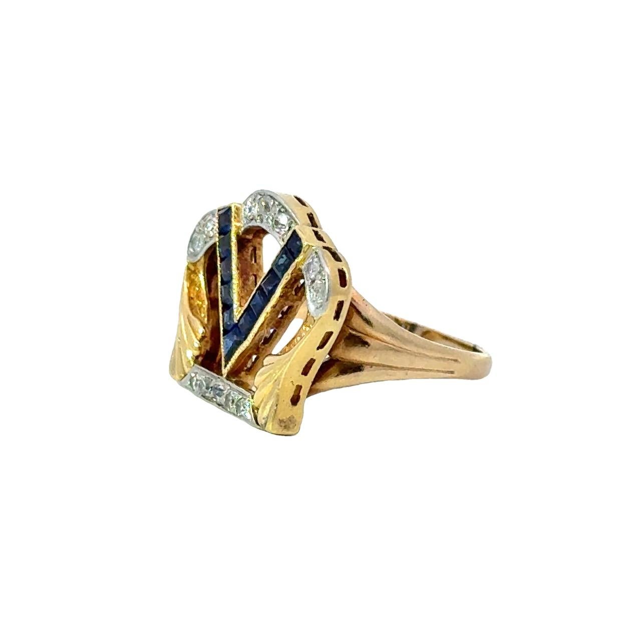 Bague ancienne datant du début des années 1900 et présentant un motif en forme de couronne
Fabrication européenne 
Diamants ronds et taille ancienne de .40ct
11 Saphirs bleus taille ancienne
Le haut de la bague est en or 18kt avec une partie
