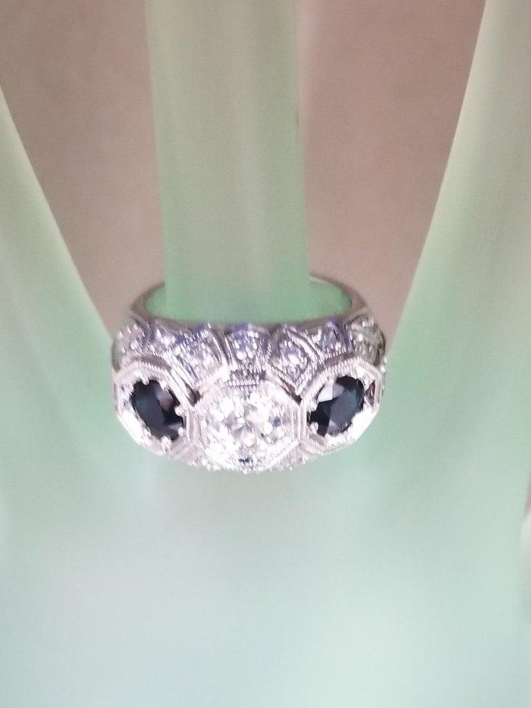Ring mit Diamant und Saphir im Art-déco-Stil (Rundschliff) im Angebot