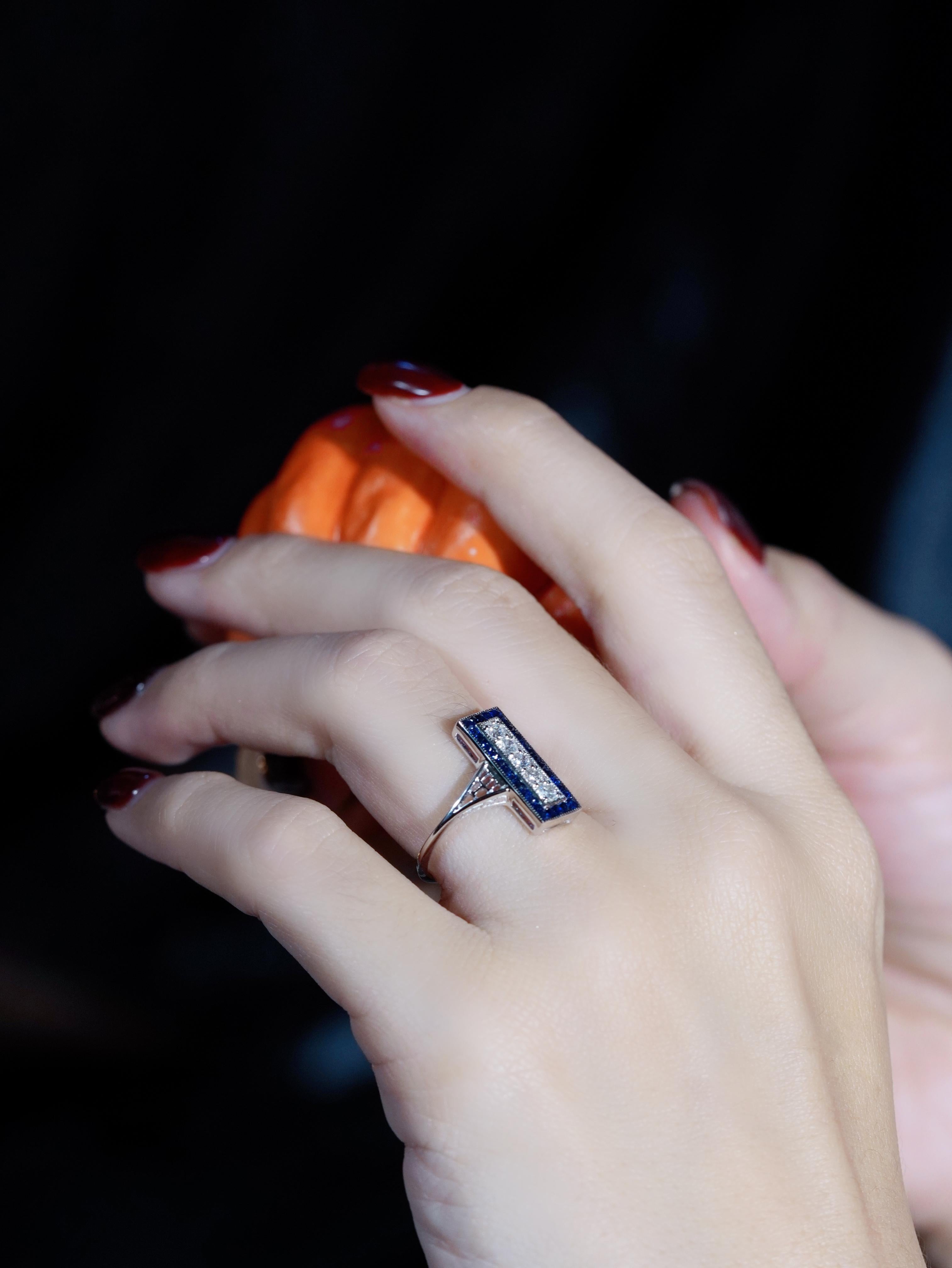 Art Déco Anello da cena in stile Art Deco con diamanti e zaffiri in oro bianco 14K in vendita