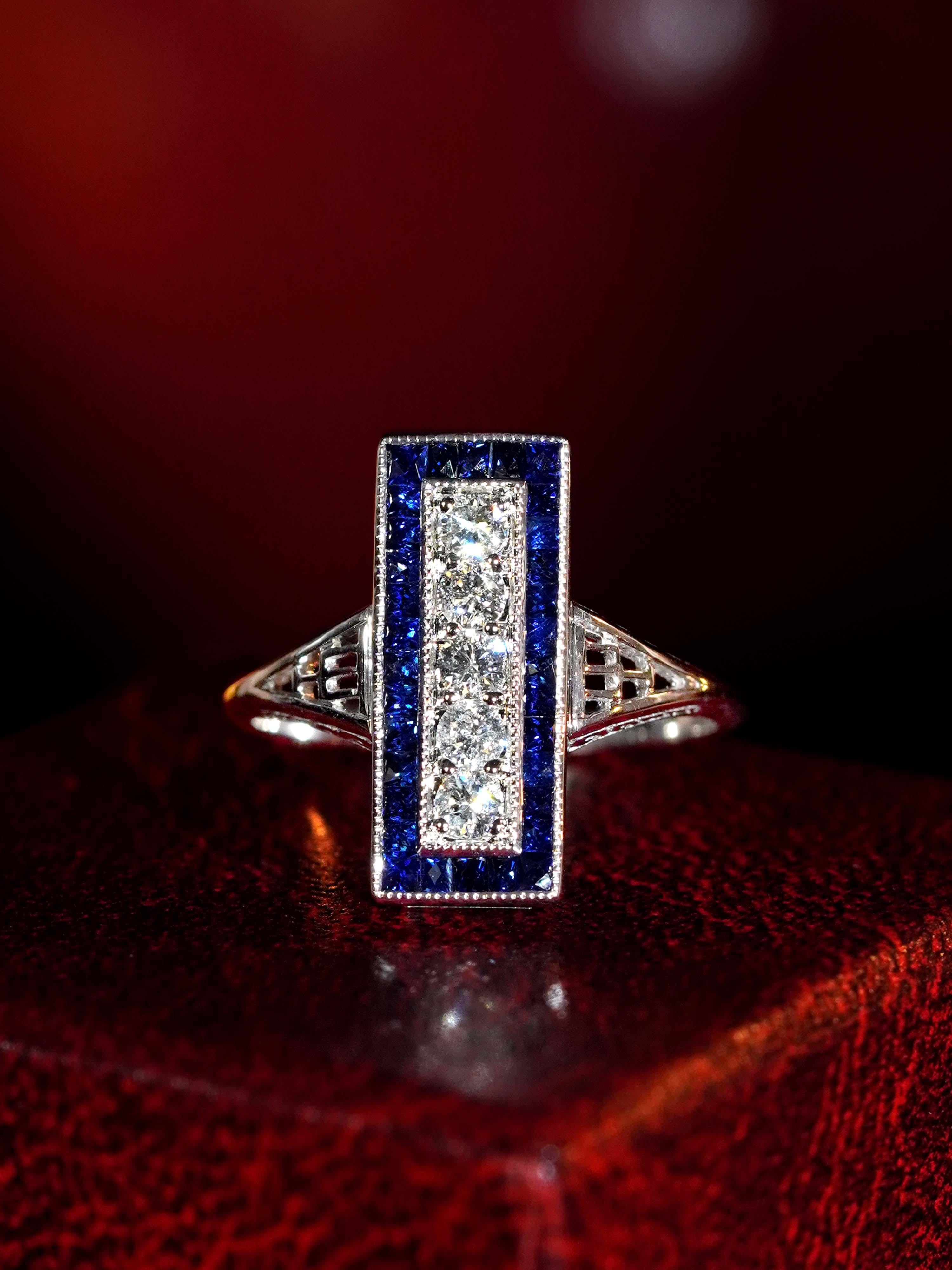 Taglio rotondo Anello da cena in stile Art Deco con diamanti e zaffiri in oro bianco 14K in vendita