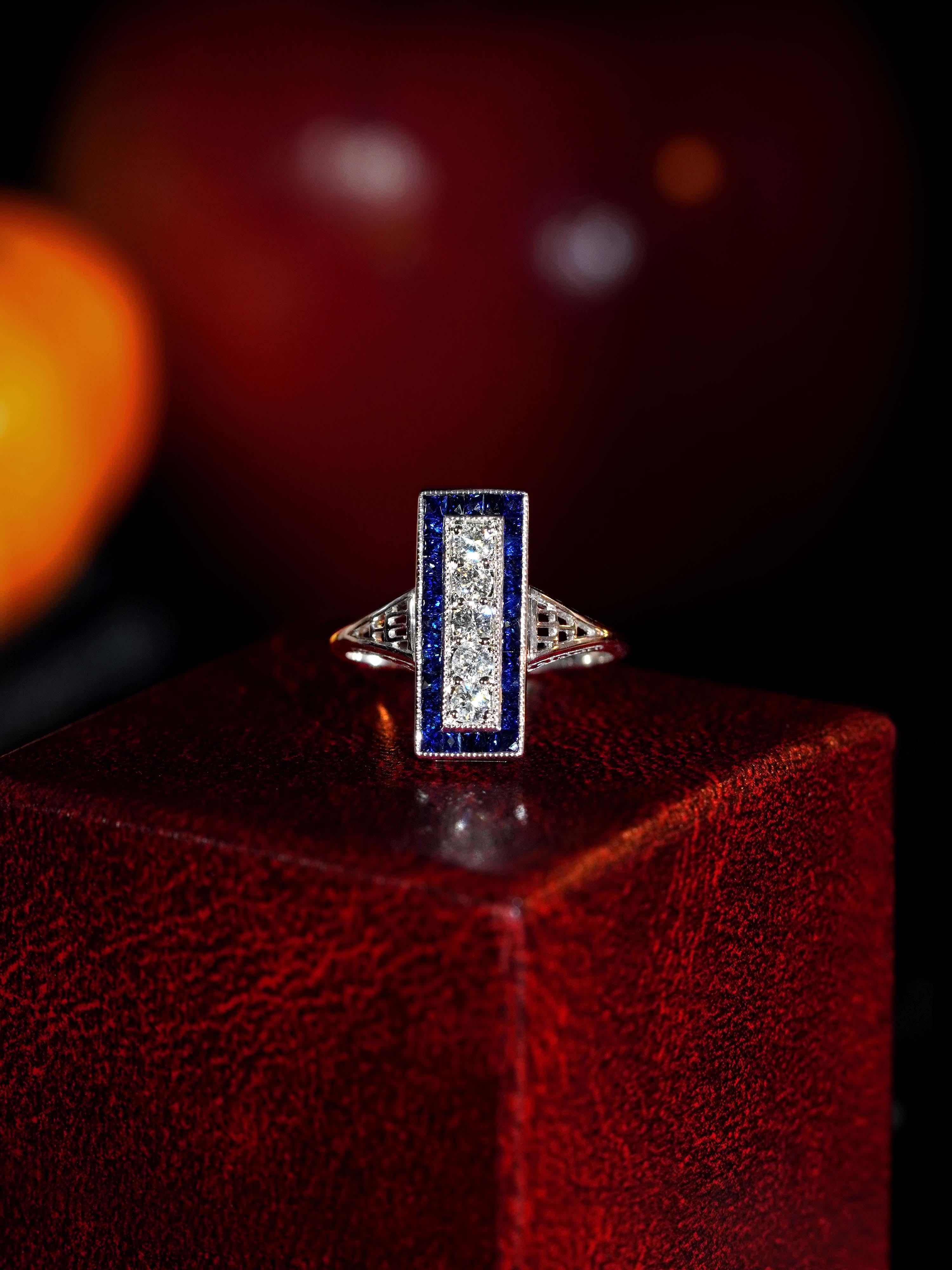 Anello da cena in stile Art Deco con diamanti e zaffiri in oro bianco 14K In condizioni Nuovo in vendita a Bangkok, TH