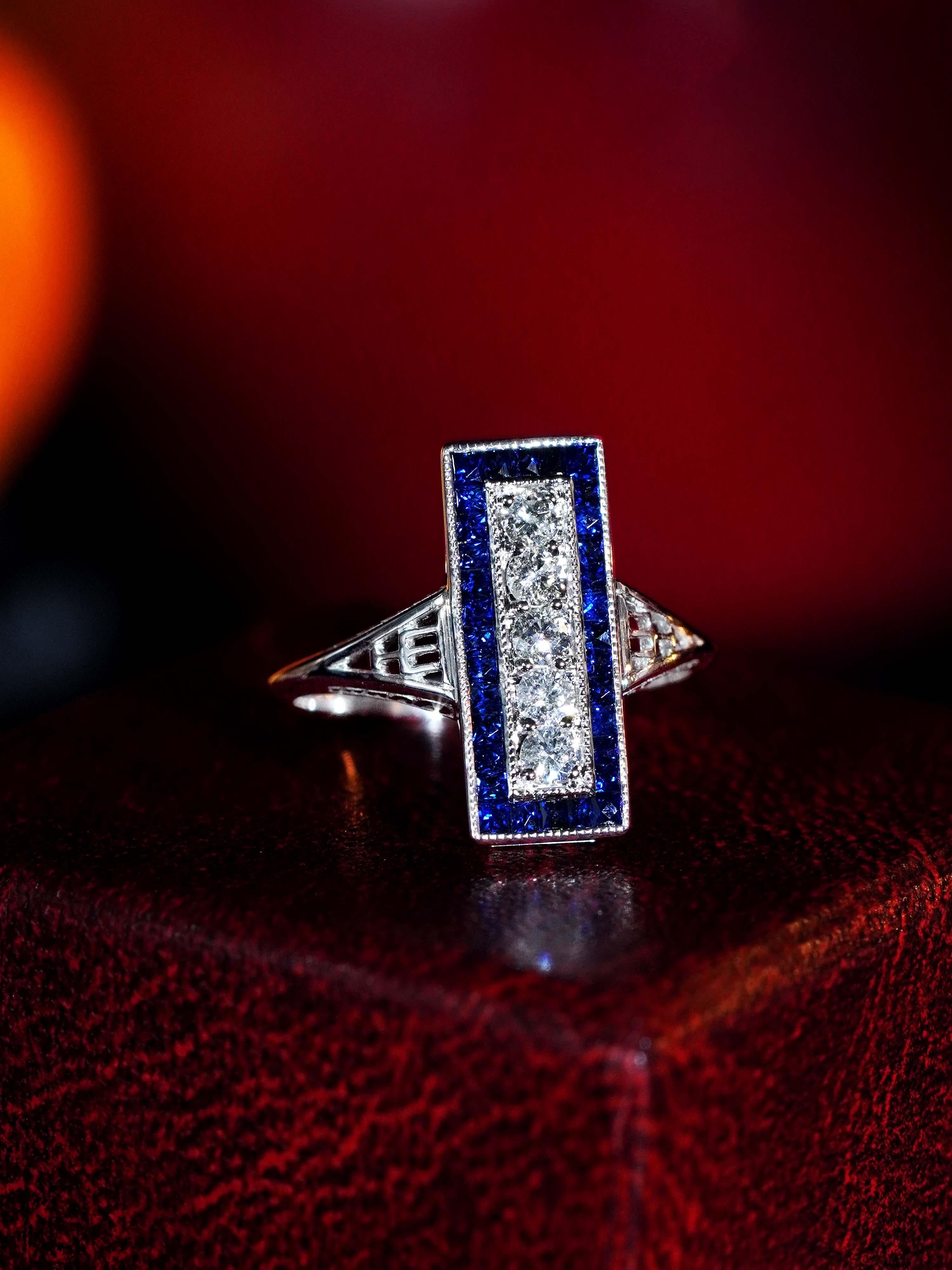 Donna Anello da cena in stile Art Deco con diamanti e zaffiri in oro bianco 14K in vendita