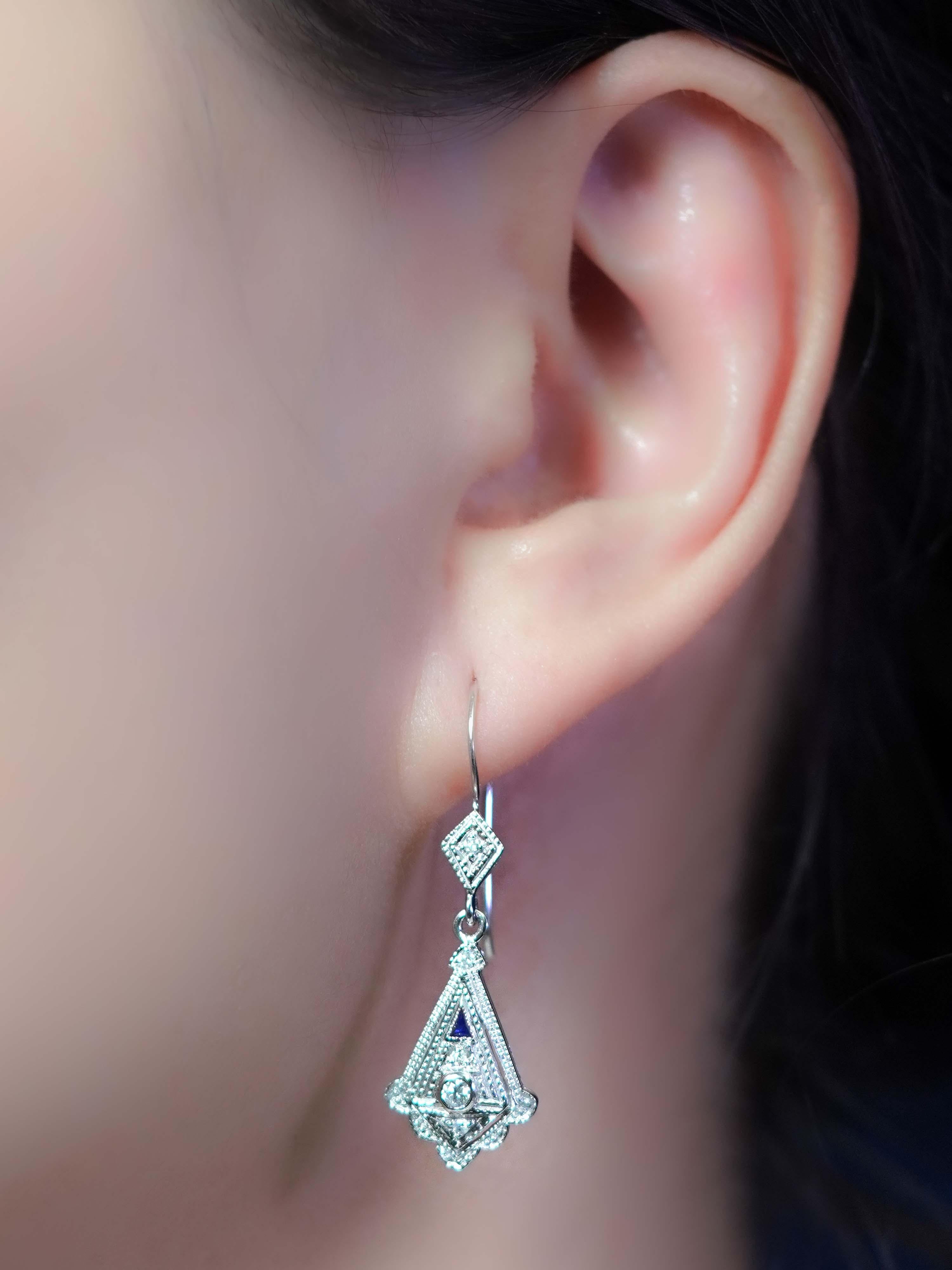 Taglio rotondo Orecchini a goccia in stile Art Déco con diamanti e zaffiri in oro bianco 14 carati in vendita