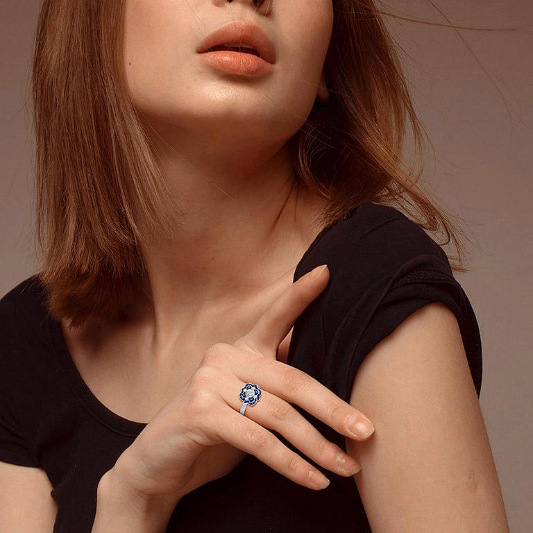 Anello di fidanzamento in stile Art Deco con diamanti e zaffiri in oro bianco 18 carati in vendita 2