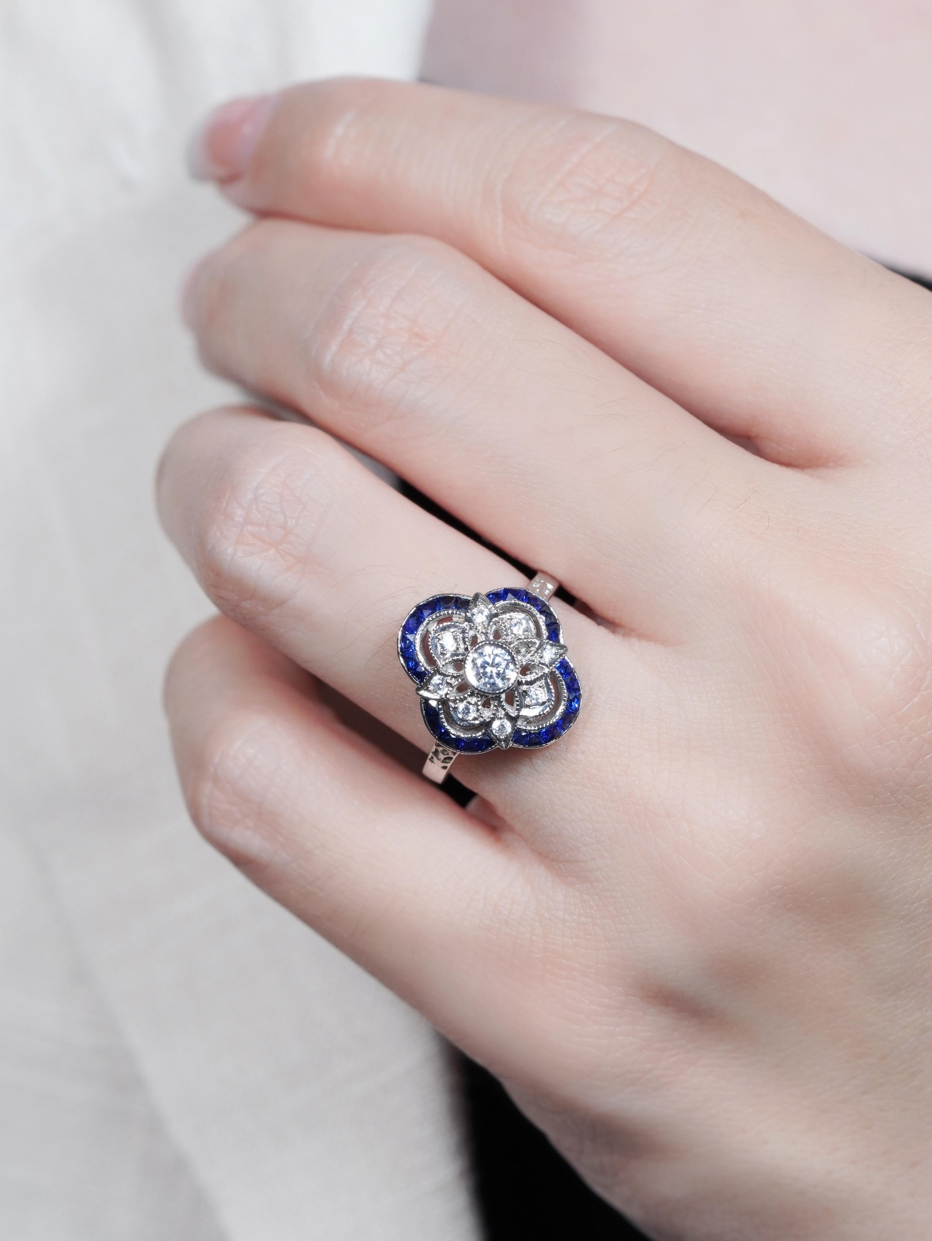 Taglio rotondo Anello floreale in stile Art Déco con diamanti e zaffiri in oro bianco 14 carati in vendita