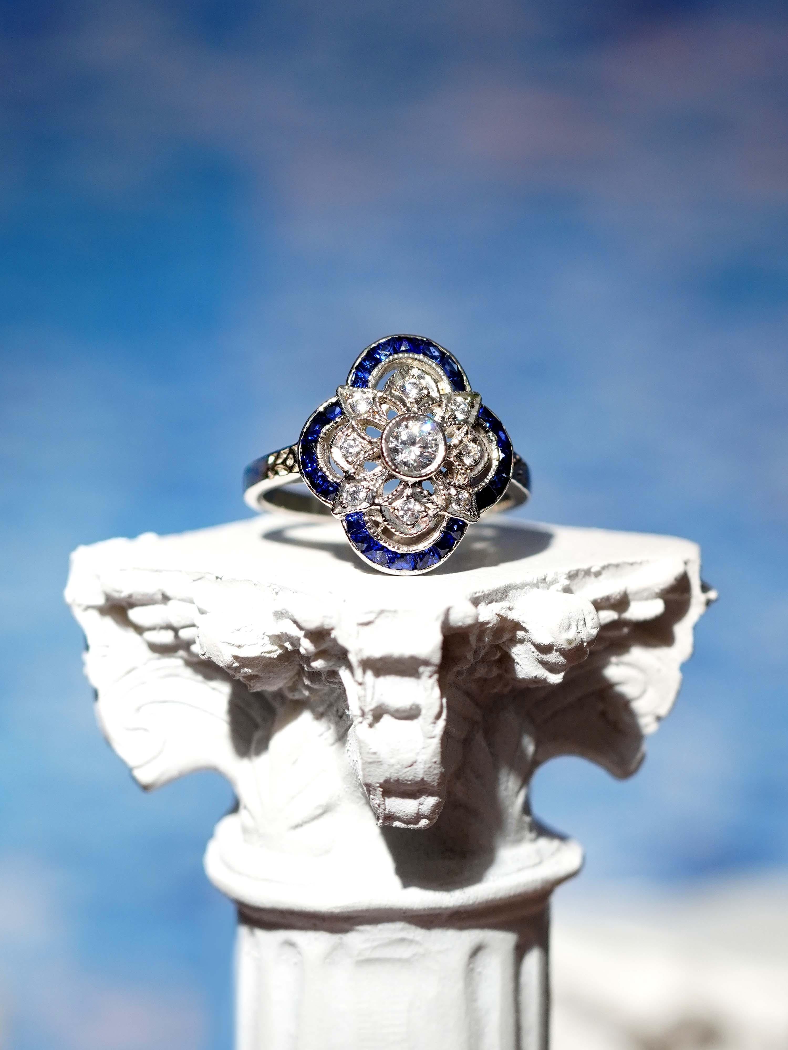 Anello floreale in stile Art Déco con diamanti e zaffiri in oro bianco 14 carati In condizioni Nuovo in vendita a Bangkok, TH