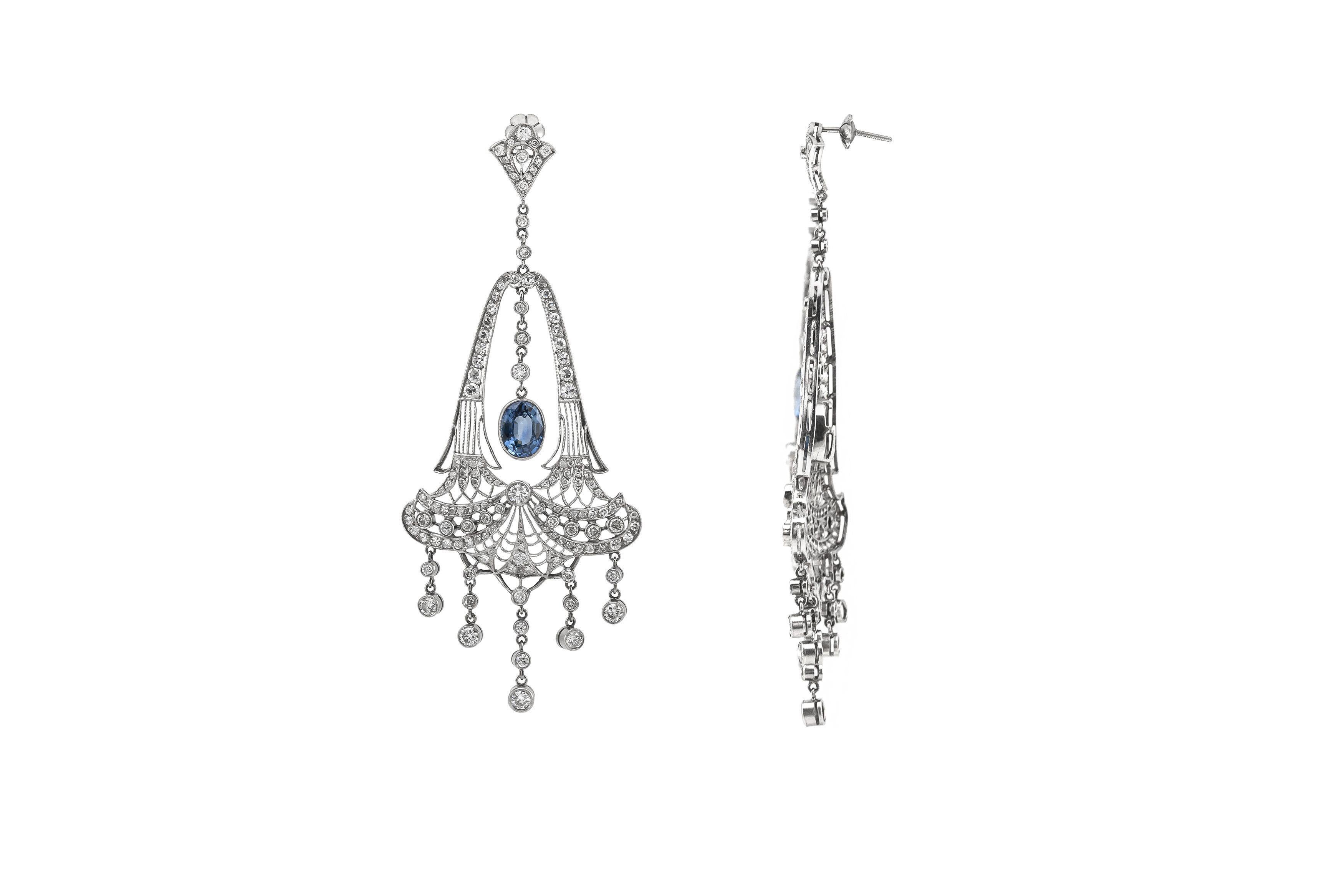 Les boucles d'oreilles sont finement travaillées en platine avec des saphirs de taille ovale pesant approximativement 6,70 carats au total.
Les boucles d'oreilles sont ornées de diamants de taille ronde pesant environ 5,00 carats au total.
