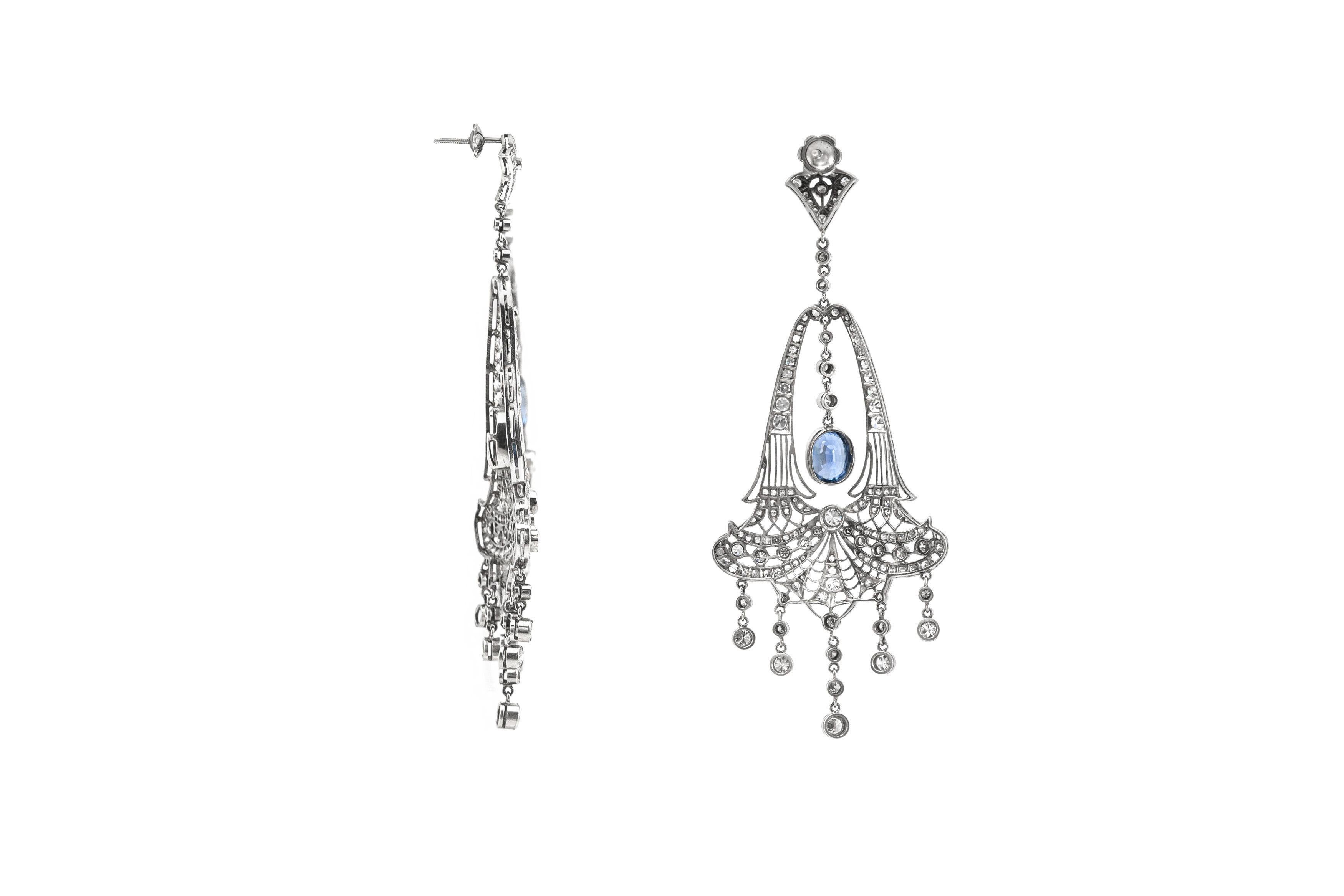 Taille ovale Boucles d'oreilles chandelier en diamant et saphir en vente