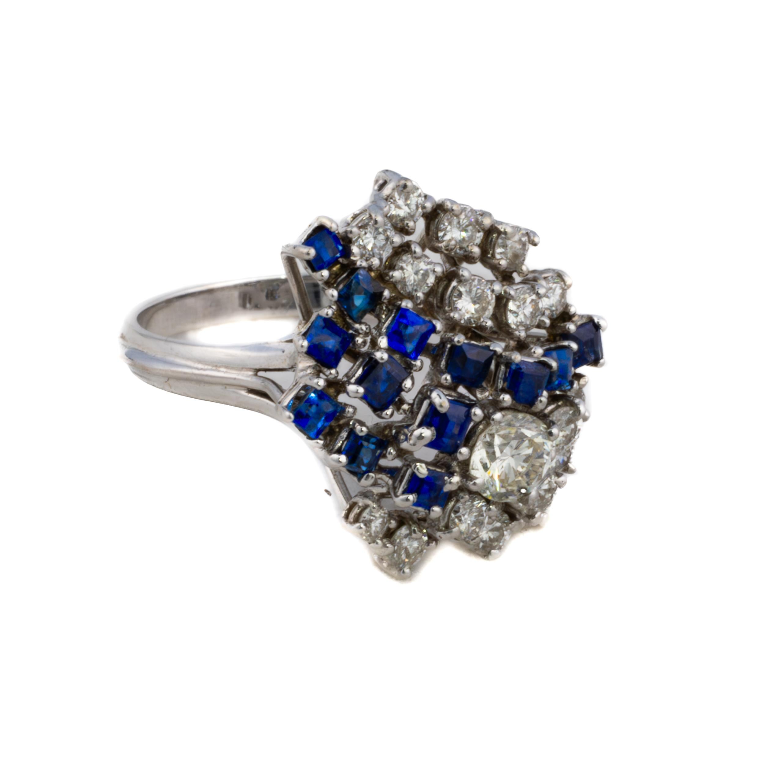 Diamant und Saphir Cluster Ring

Beschreibung:
Ein kühner, aus 18 Karat Weißgold gefertigter Ring mit einer auffälligen Kombination aus Diamanten und Saphiren, die in einem dimensionalen, geometrischen Design angeordnet sind. In der Mitte ruht ein