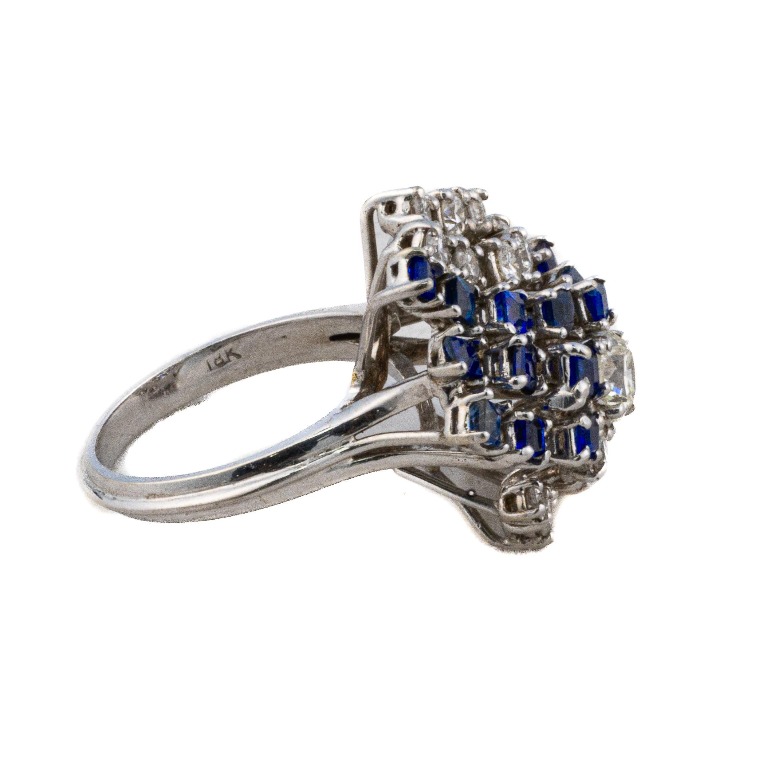Diamant und Saphir Cluster Ring im Zustand „Hervorragend“ im Angebot in New York, NY