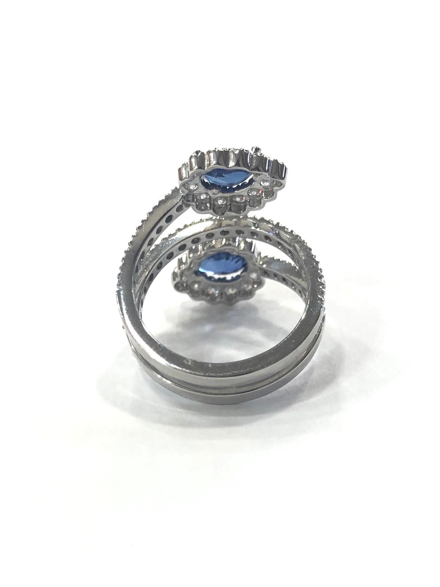 Modern Diamond and Sapphire Crossover Cocktail Ring 18 Carat White Gold For Sale