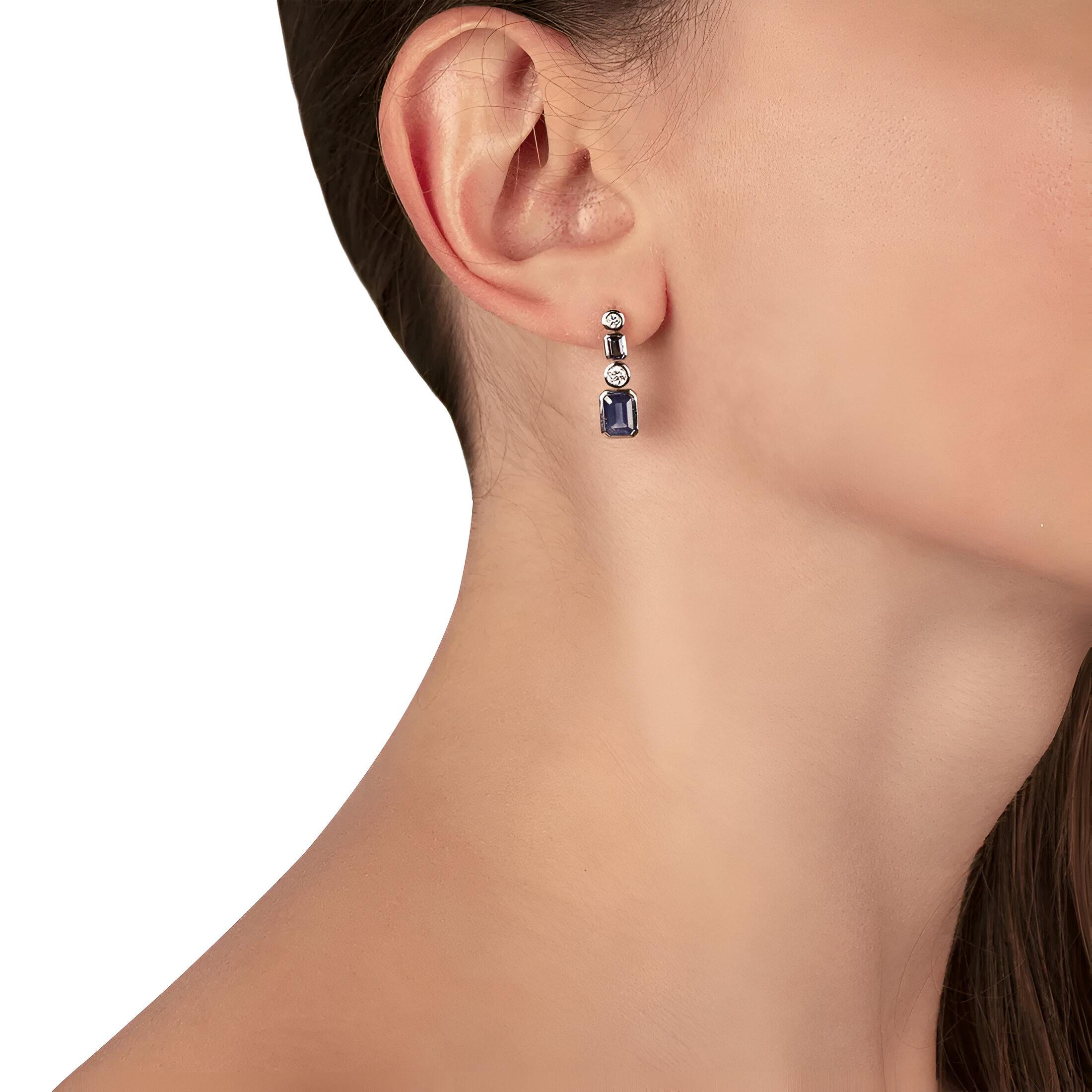 Taille émeraude Boucles d'oreilles en or blanc 18 carats, diamant et saphir, 2.84 carats en vente