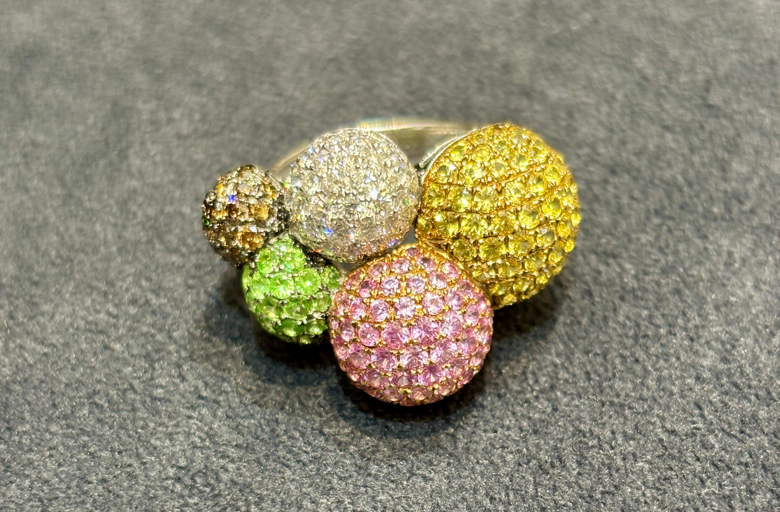 Dieser reizvolle Cocktailring in Form eines Blasenclusters besteht aus genau 3,3 Karat farbigen Saphiren und 2,05 Karat weißen und schwarzen Diamanten. Die Gewichte sind in den Ring eingraviert. Der Ring ist Teil eines Sets mit einem skurrilen