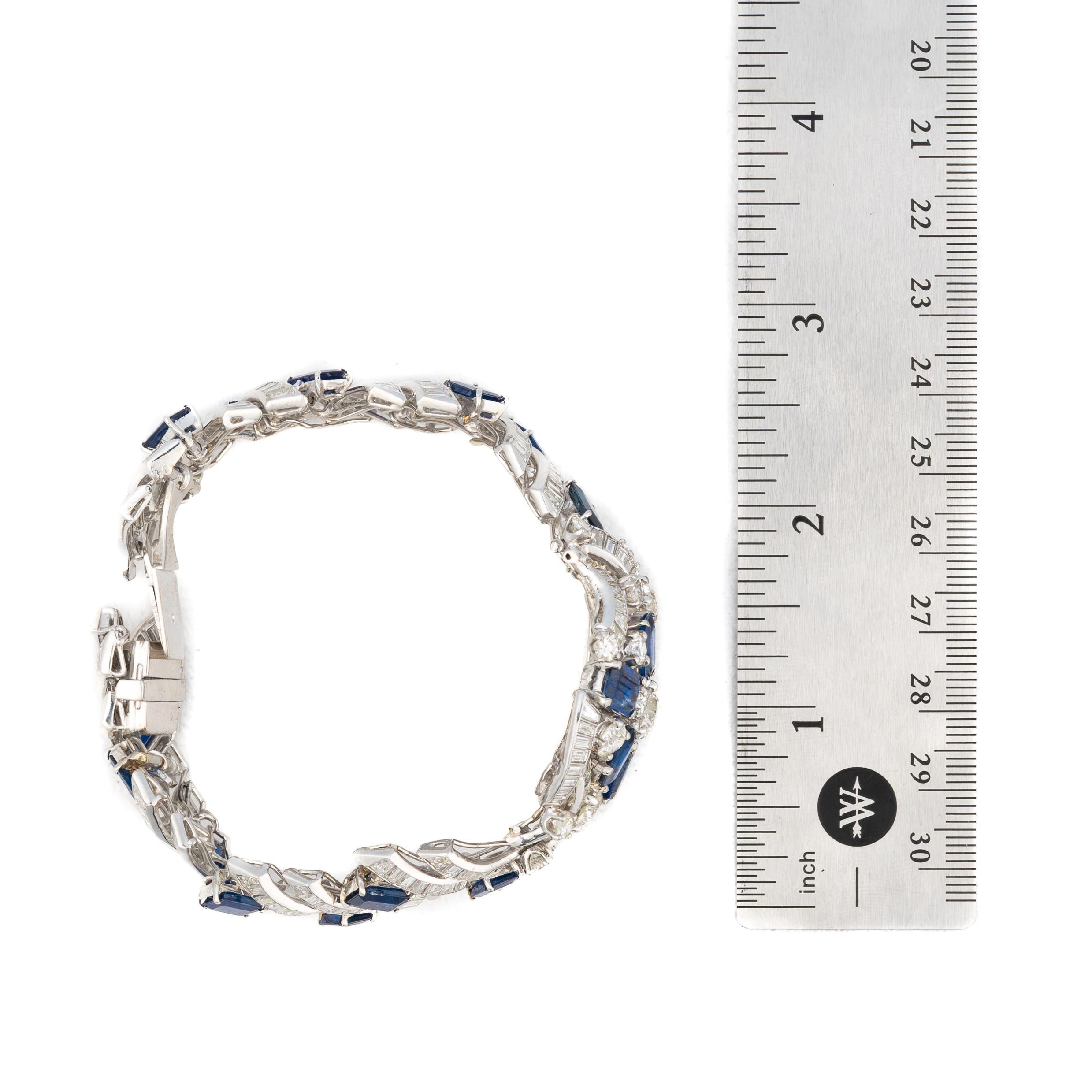 Pulsera Floral de Diamantes y Zafiros en Platino

Esta impresionante pulsera de mediados de siglo muestra un diseño audaz y armonioso de ricos zafiros azules y brillantes diamantes, dispuestos en una llamativa explosión de color y luz. En el corazón