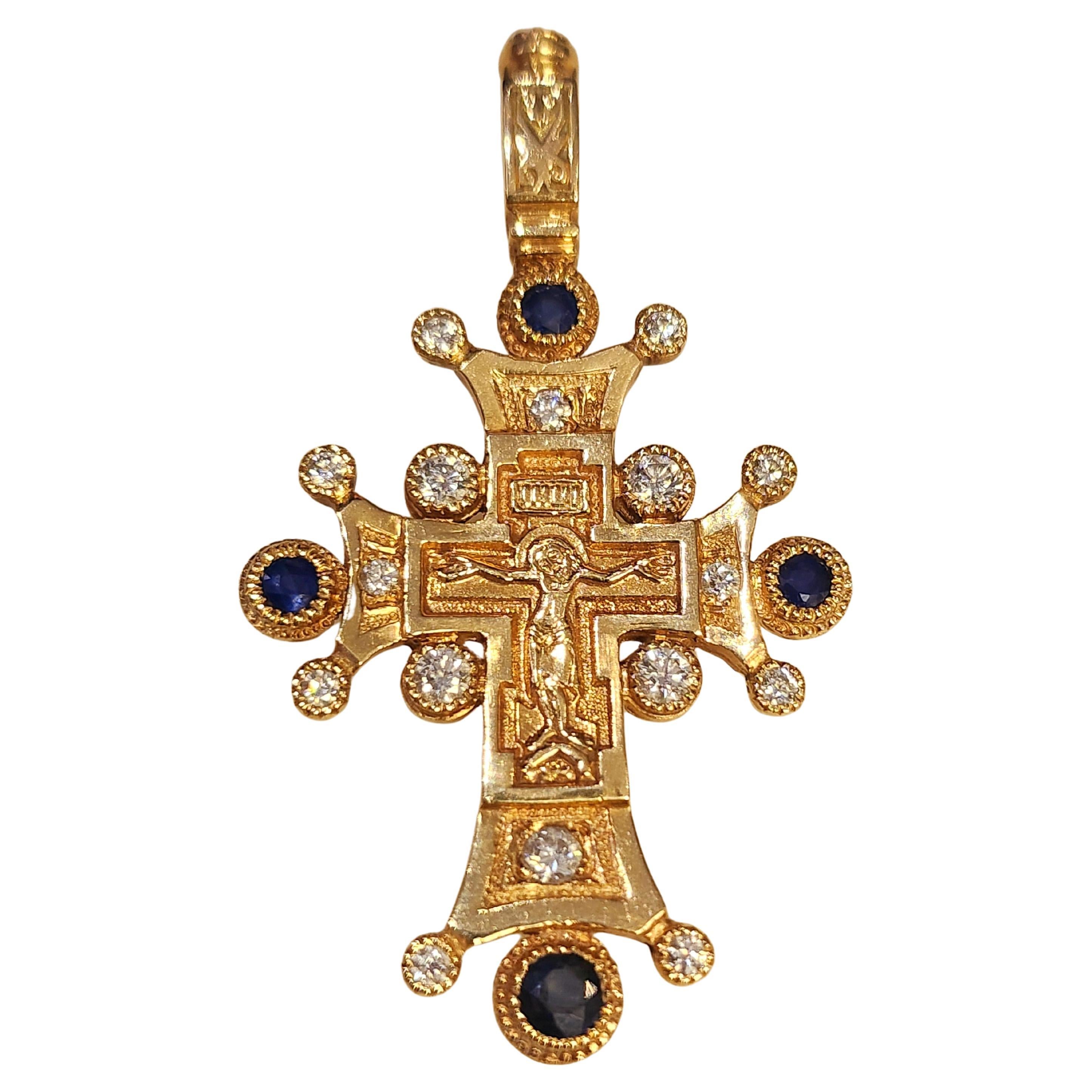 Pendentif croix en or avec diamant et saphir Excellent état - En vente à Cairo, EG