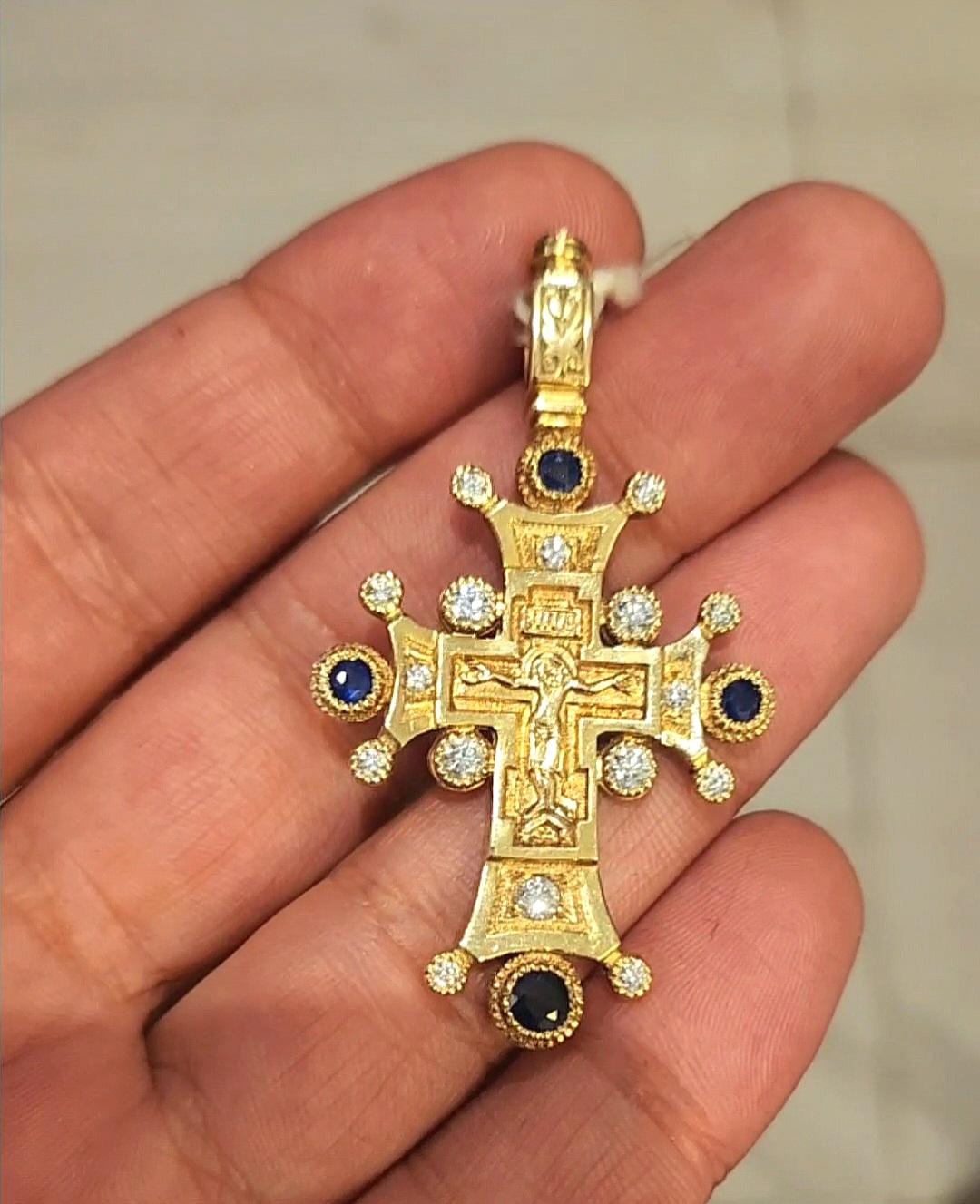 Pendentif croix en or avec diamant et saphir Unisexe en vente