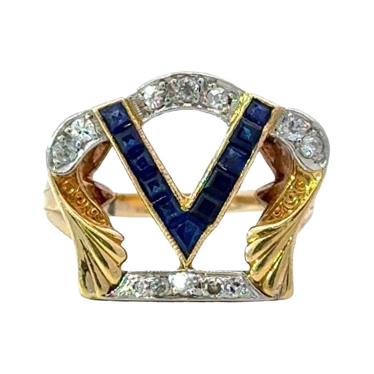 Anello "V" antico in oro e platino con diamanti e zaffiri in vendita