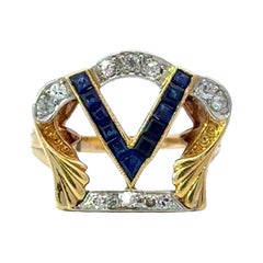 Anello "V" antico in oro e platino con diamanti e zaffiri