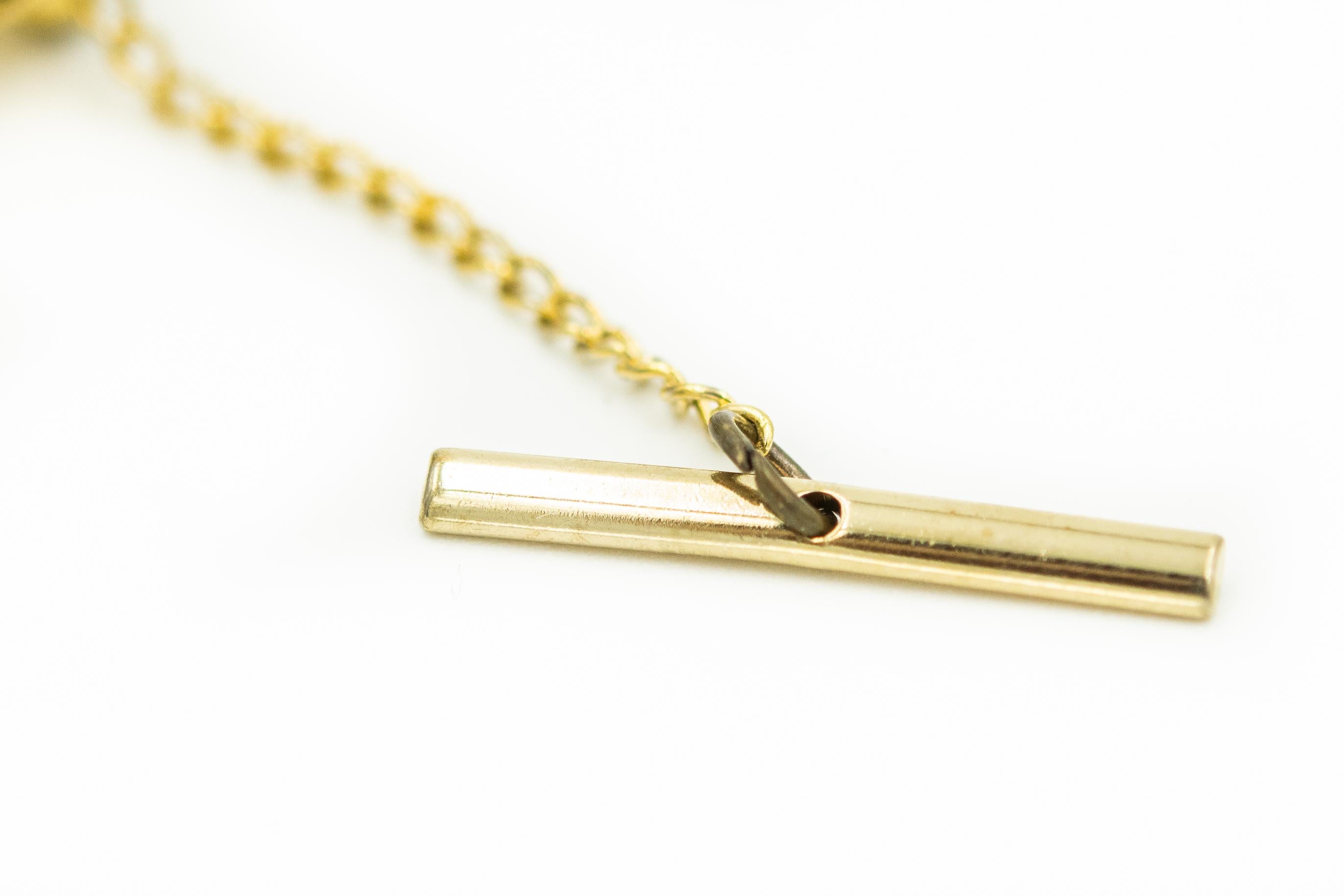 Taille ronde Broche Tac de golfeur avec épingle de revers en or, diamant et saphir en vente