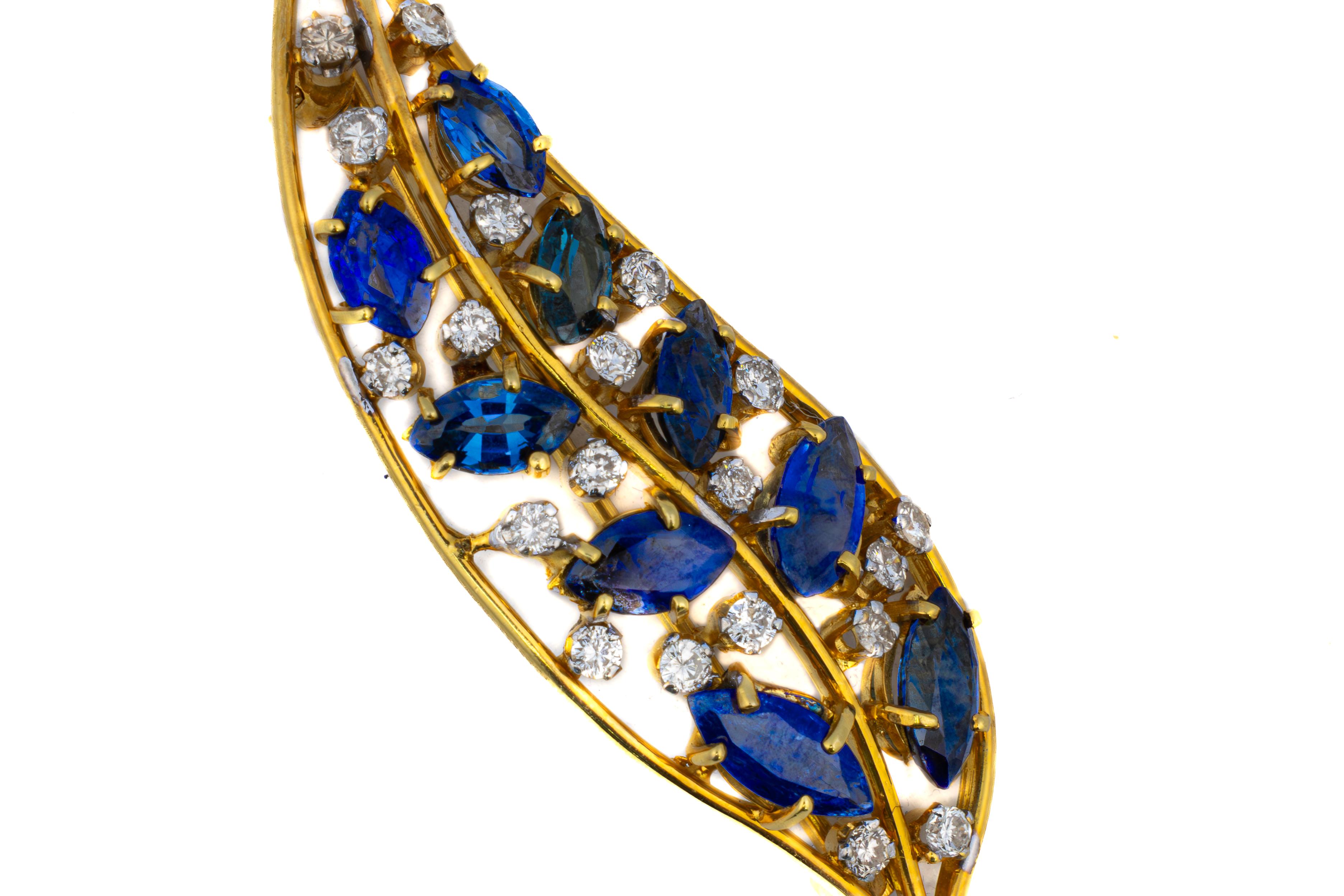 Paire de broches à feuilles en diamant et saphir

Description :
Cette élégante paire de broches est conçue dans un motif de feuilles, réalisé en or jaune 18 carats. Chaque broche présente un mélange de saphirs de forme marquise et ovale dans des