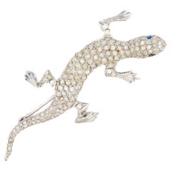 Broche lagarto de oro blanco con diamantes y zafiros