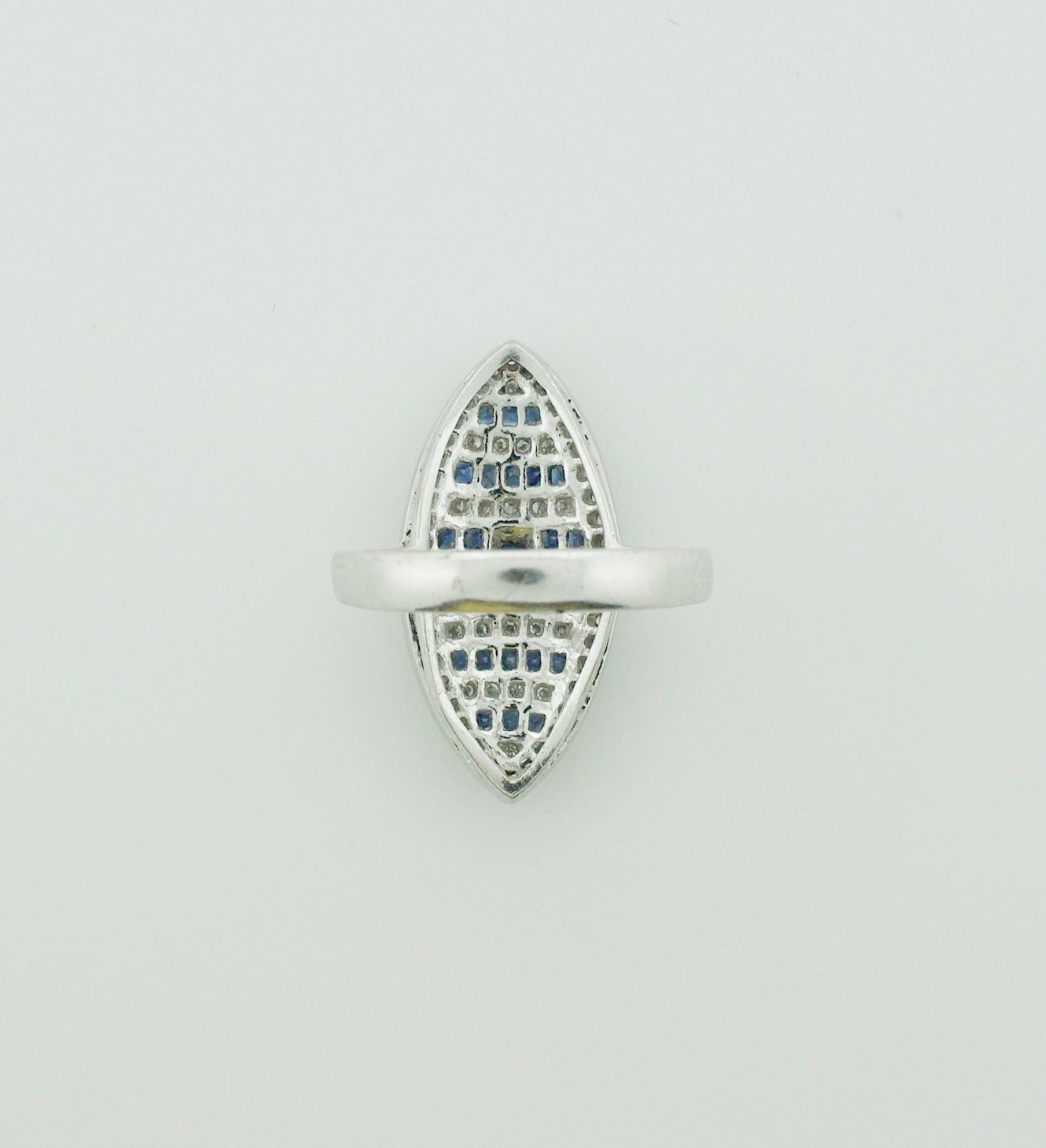 Bague de forme marquise en or 18 carats avec diamants et saphirs Unisexe en vente