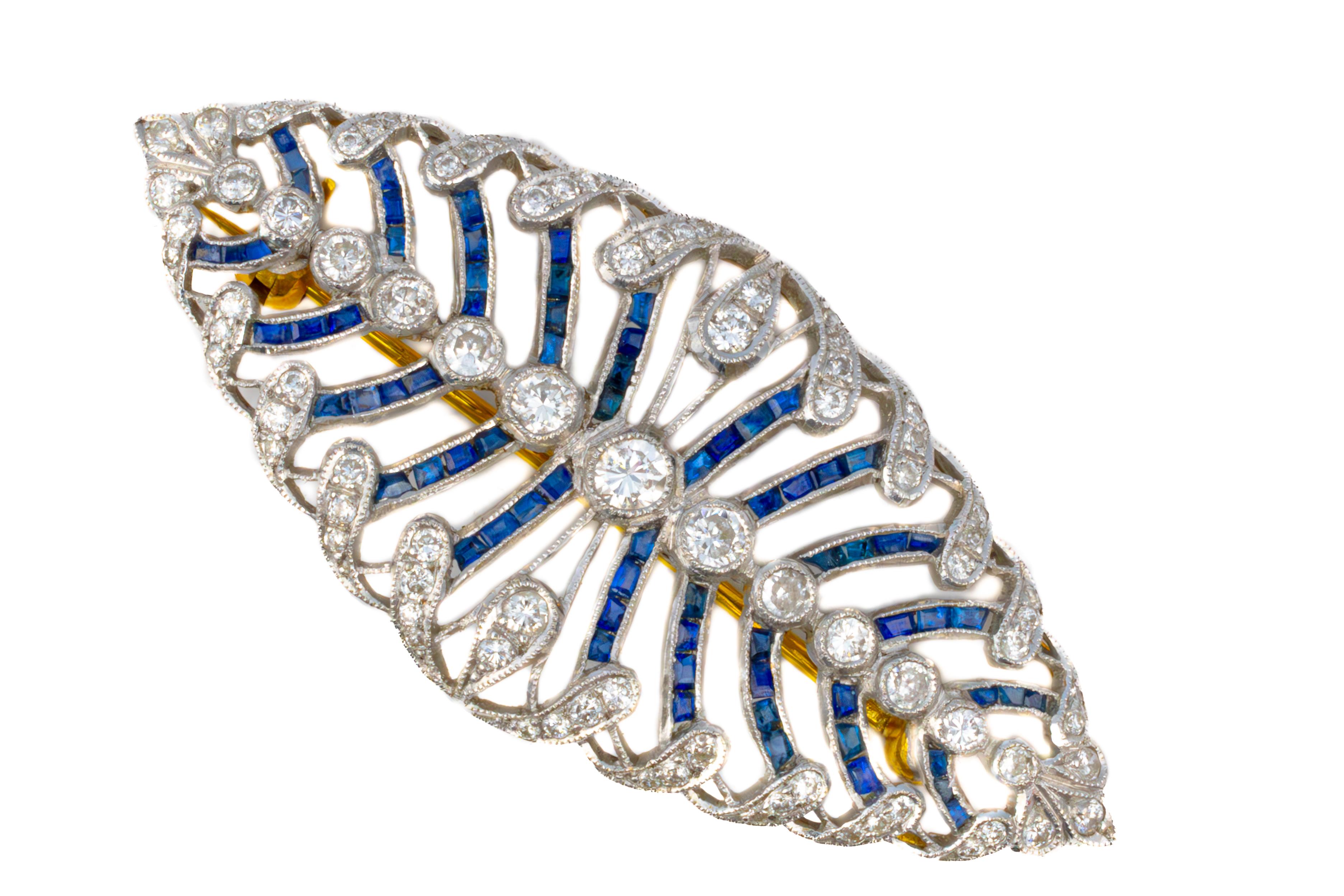 Broche de filigrana calada de diamantes y zafiros

Este broche vintage presenta un elegante diseño calado en forma de abanico con diamantes redondos y zafiros talla princesa engarzados en canal. Los diamantes están dispuestos a lo largo de amplias