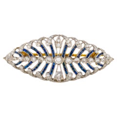 Broche en filigrane ajouré de diamants et de saphirs