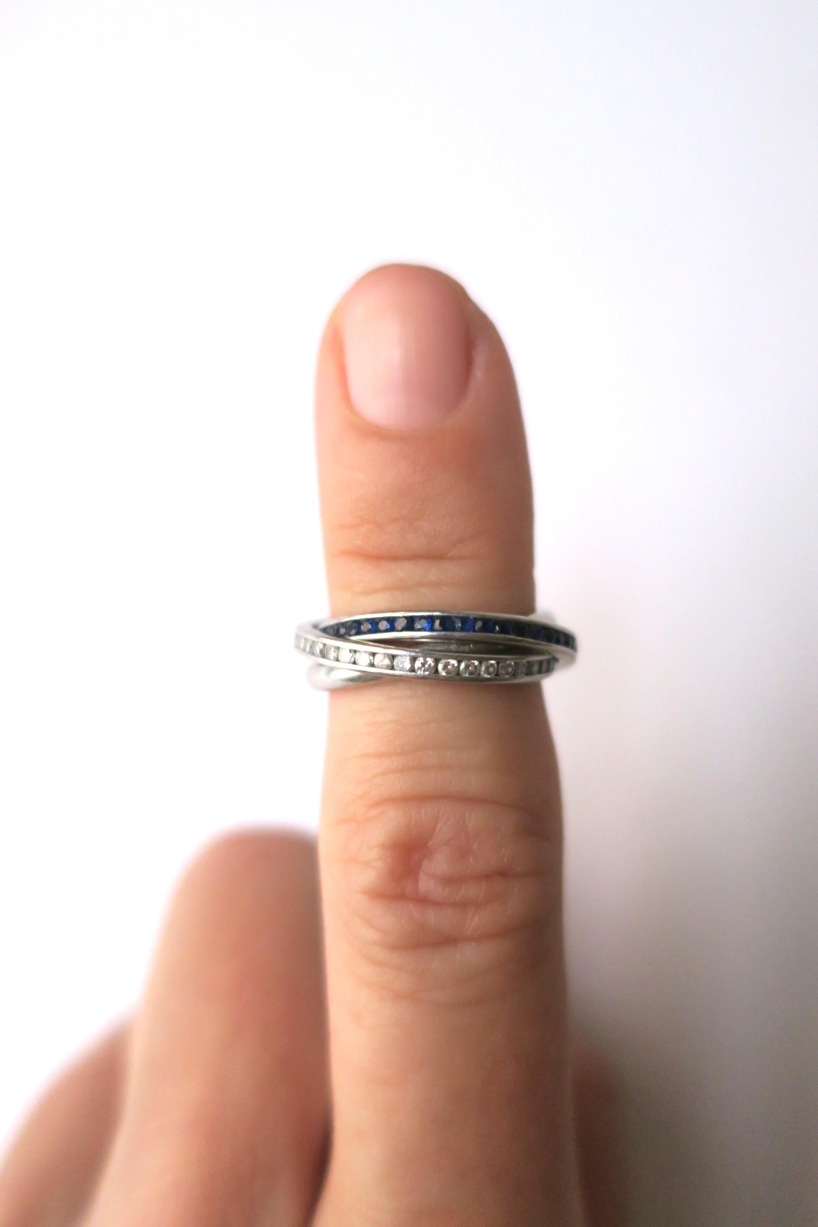 Diamanten Saphire Platin Trinity Drei Ewigkeitsringe Rolling Ring

Ring aus Platin, Diamant und blauem Saphir, Größe 7, im Stil von Cartier, ca. Anfang der 2000er Jahre, New York, NY. Gekauft bei einem Juwelier in der Fifth Avenue. Dieser Ring