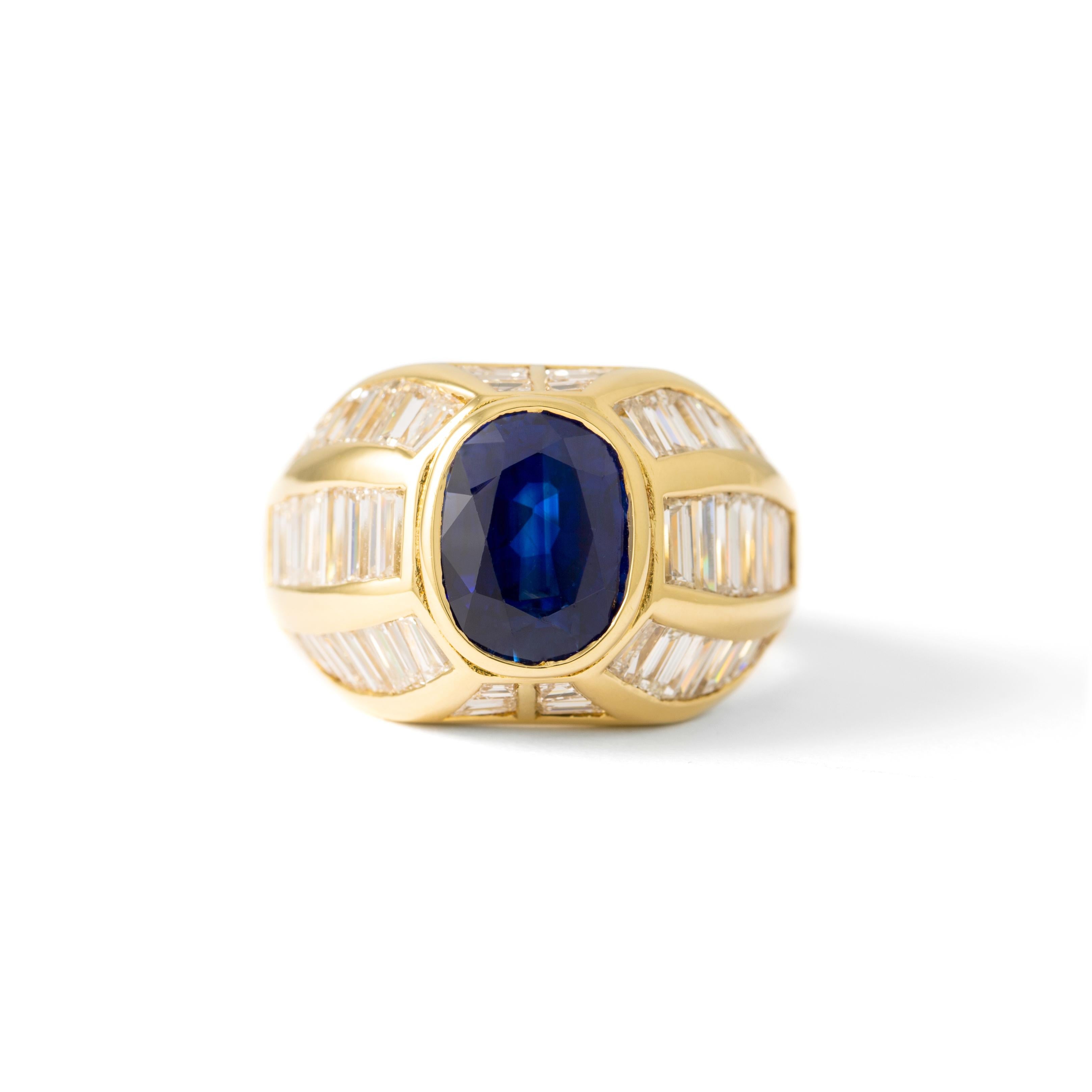 Ring aus 18-karätigem Gelbgold, besetzt mit einem ovalen Saphir (5,05 ct) und Diamanten im Baguette- und Kegelschliff (3,77 ct).
Größe 53  