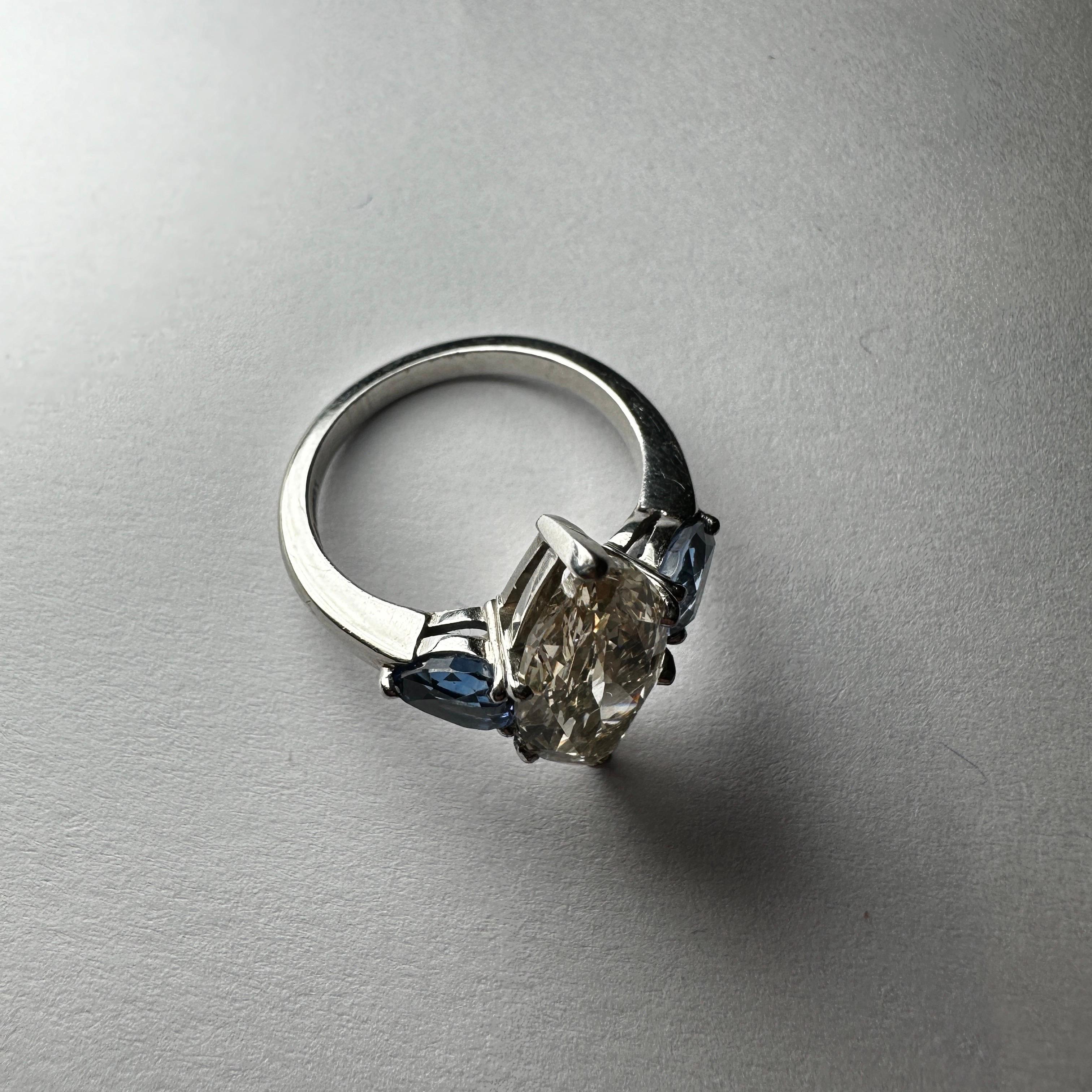 Diamond and Sapphire ring  In Good Condition For Sale In London, GB